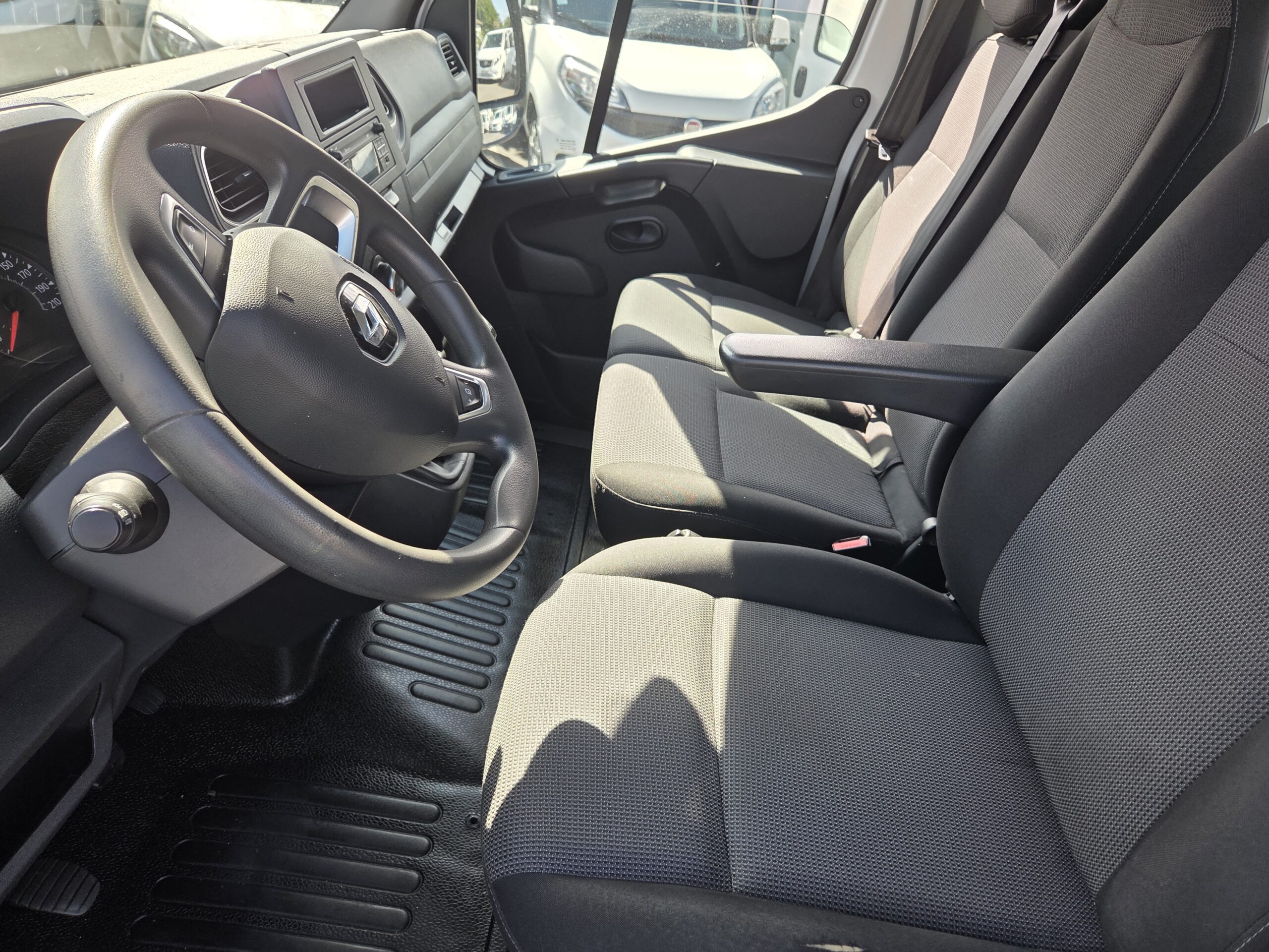 
								RENAULT MASTER BENNE 2.3L 130CV plein									