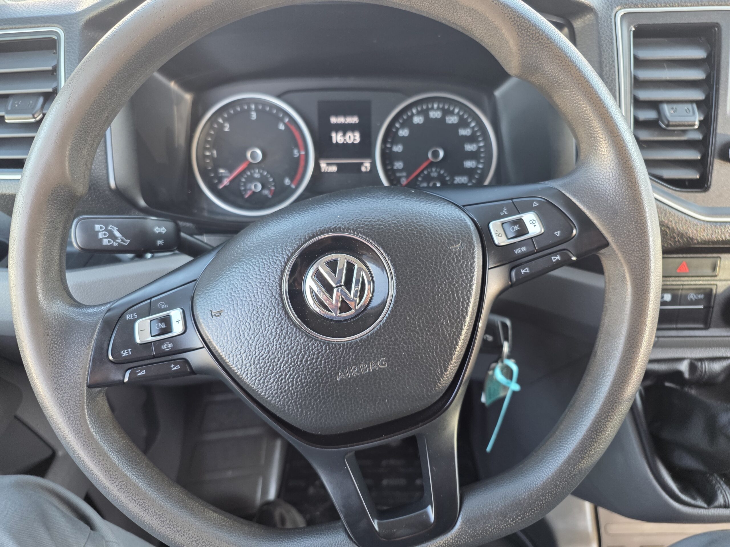 
								Volkswagen CRAFTER FOURGON VOLKSWAGEN CRAFTER 2L 177CV 35 Fourgon Business Line L3H3 plein									