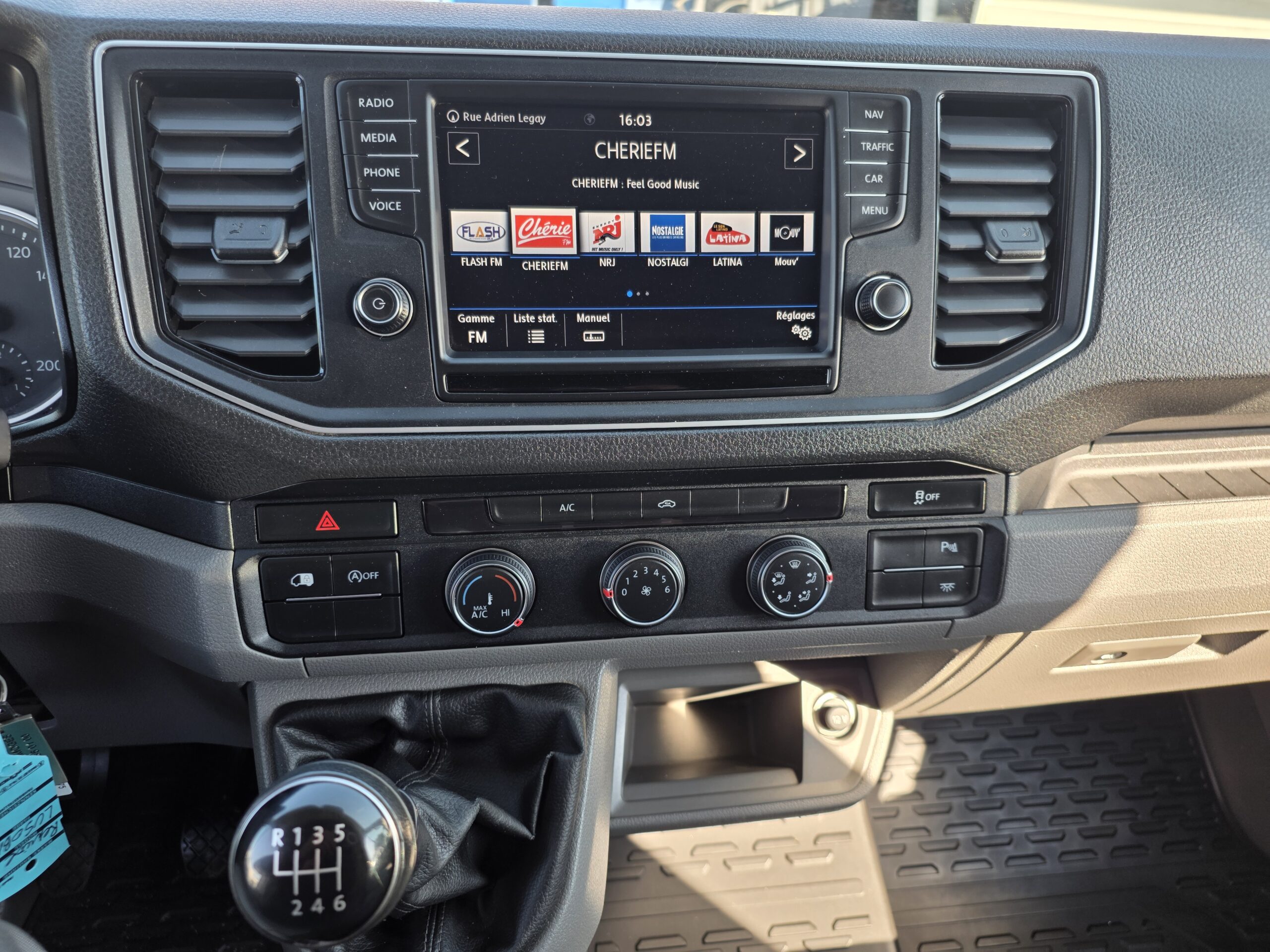 
								Volkswagen CRAFTER FOURGON VOLKSWAGEN CRAFTER 2L 177CV 35 Fourgon Business Line L3H3 plein									