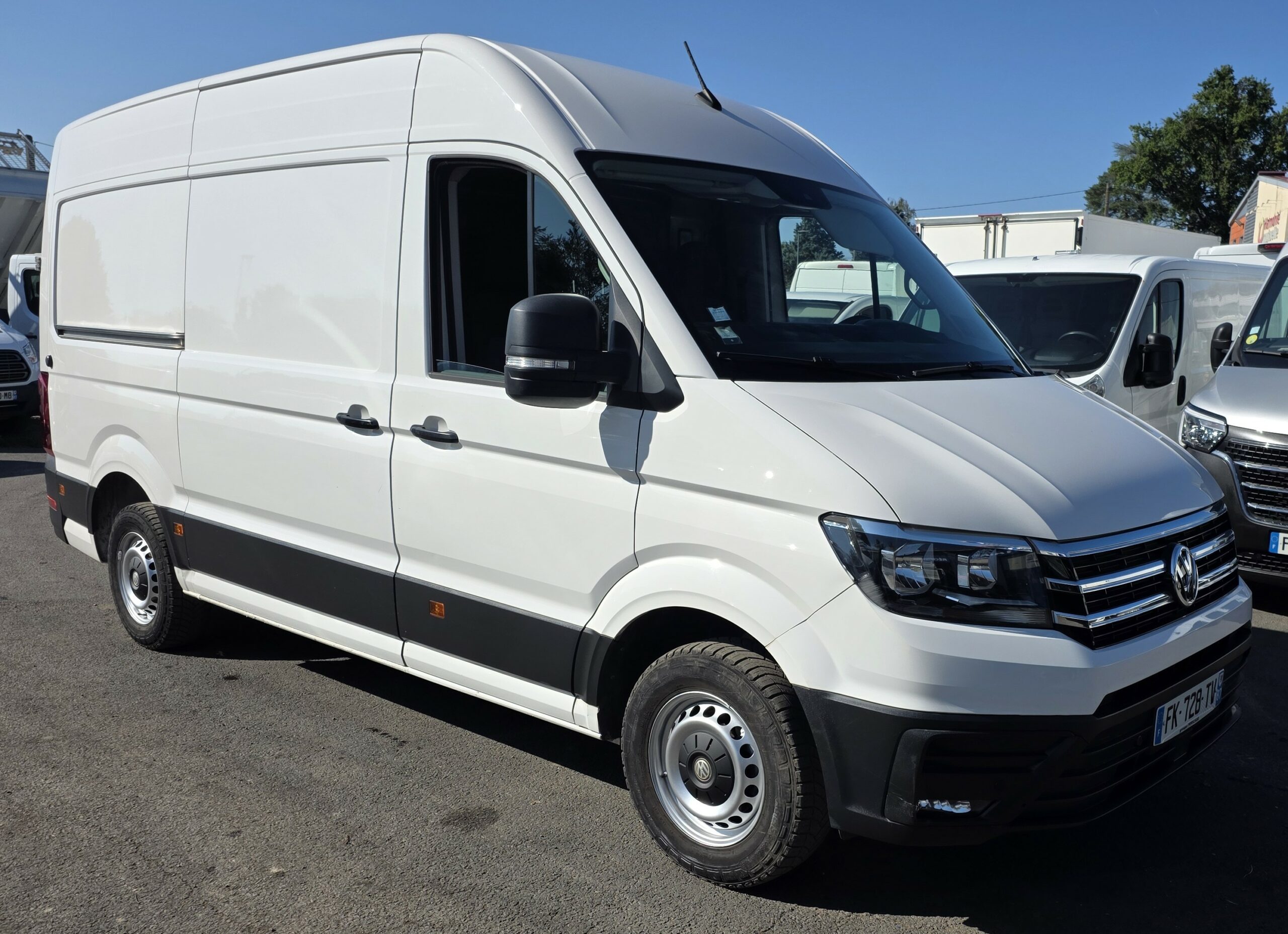 
								Volkswagen CRAFTER FOURGON VOLKSWAGEN CRAFTER 2L 177CV 35 Fourgon Business Line L3H3 plein									