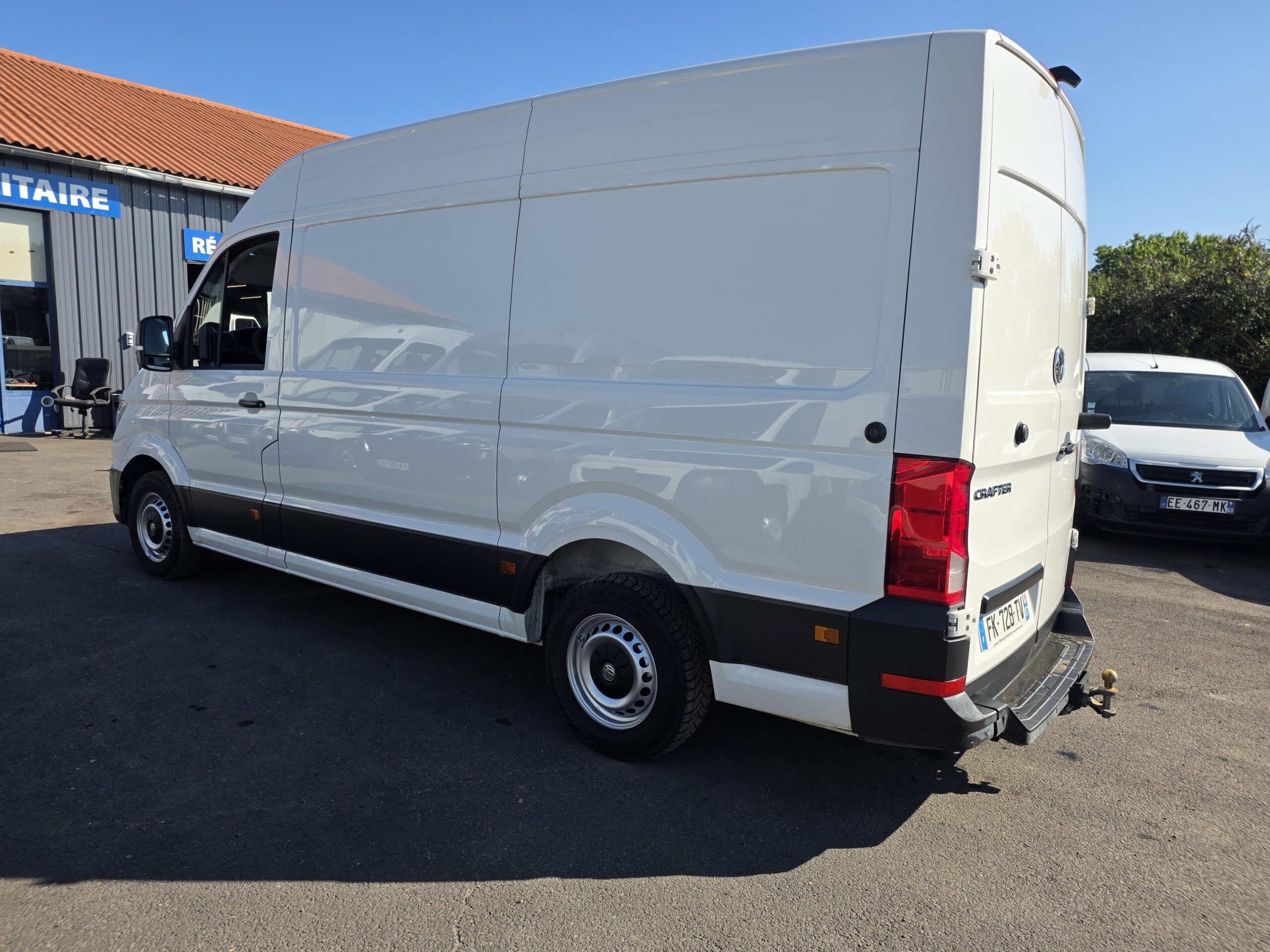 
								Volkswagen CRAFTER FOURGON VOLKSWAGEN CRAFTER 2L 177CV 35 Fourgon Business Line L3H3 plein									