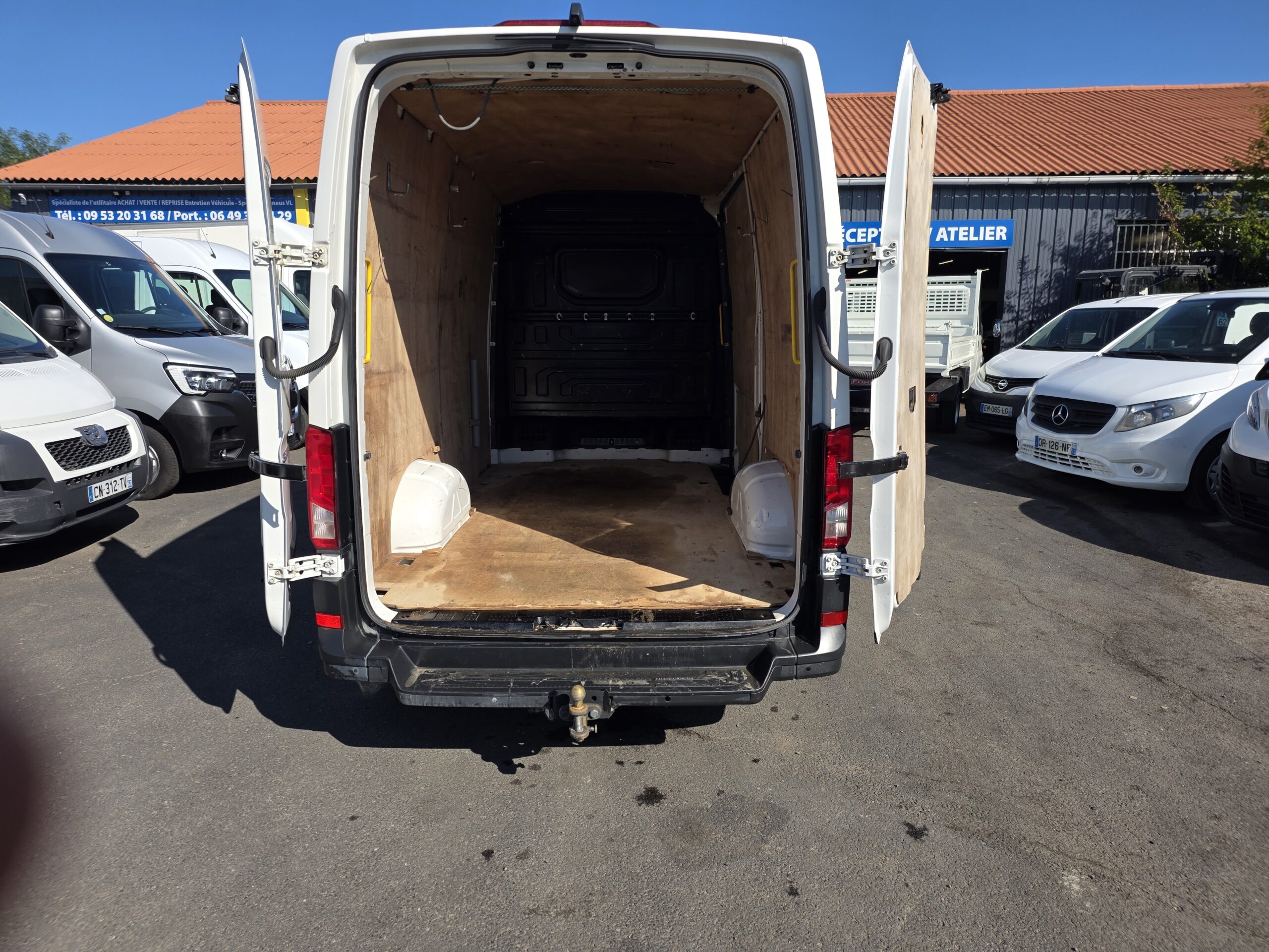 
								Volkswagen CRAFTER FOURGON VOLKSWAGEN CRAFTER 2L 177CV 35 Fourgon Business Line L3H3 plein									