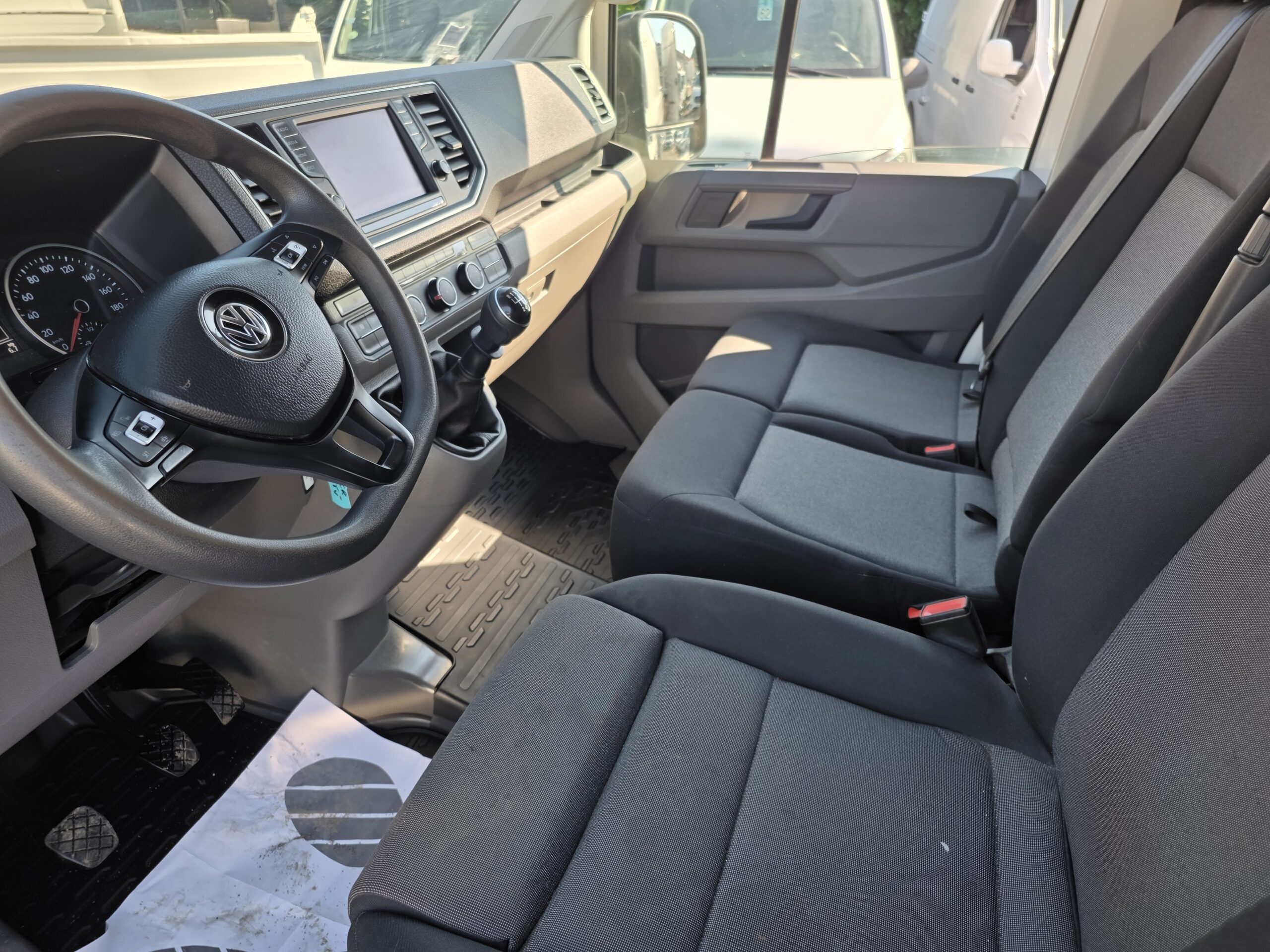 
								Volkswagen CRAFTER FOURGON VOLKSWAGEN CRAFTER 2L 177CV 35 Fourgon Business Line L3H3 plein									