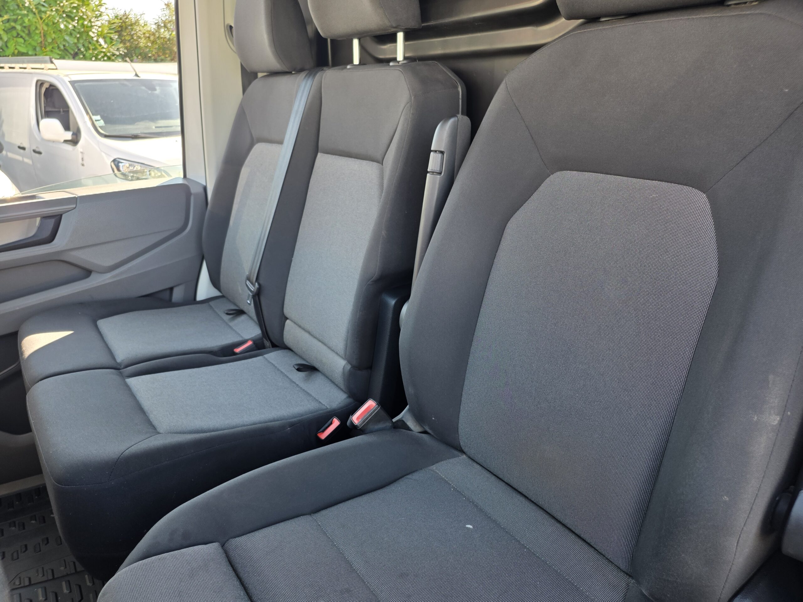 
								Volkswagen CRAFTER FOURGON VOLKSWAGEN CRAFTER 2L 177CV 35 Fourgon Business Line L3H3 plein									