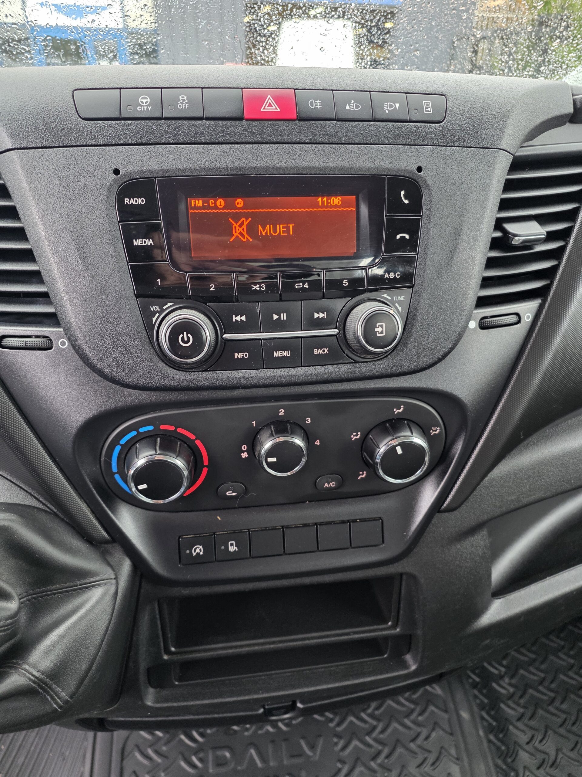 
								IVECO BENNE 35C14 101800Kms 06/2020 plein									