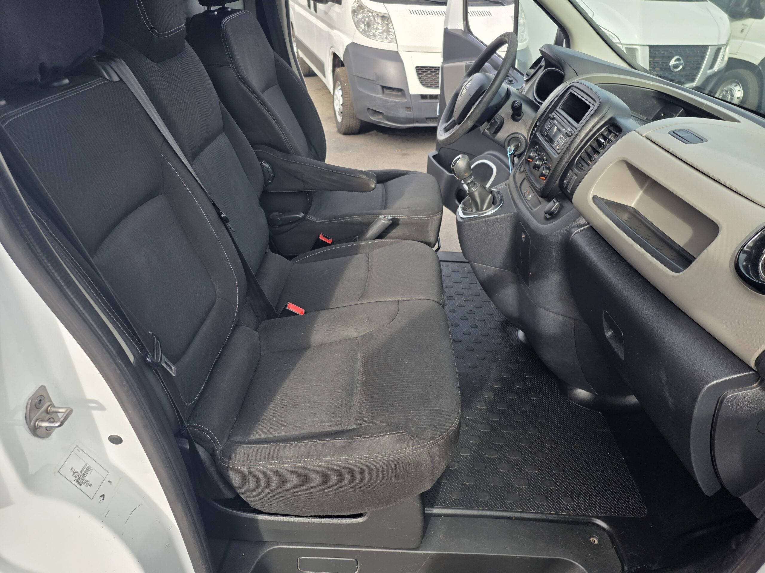 
								RENAULT TRAFIC 1.6 DCI 115CV L1H1 avec  GALERIE plein									