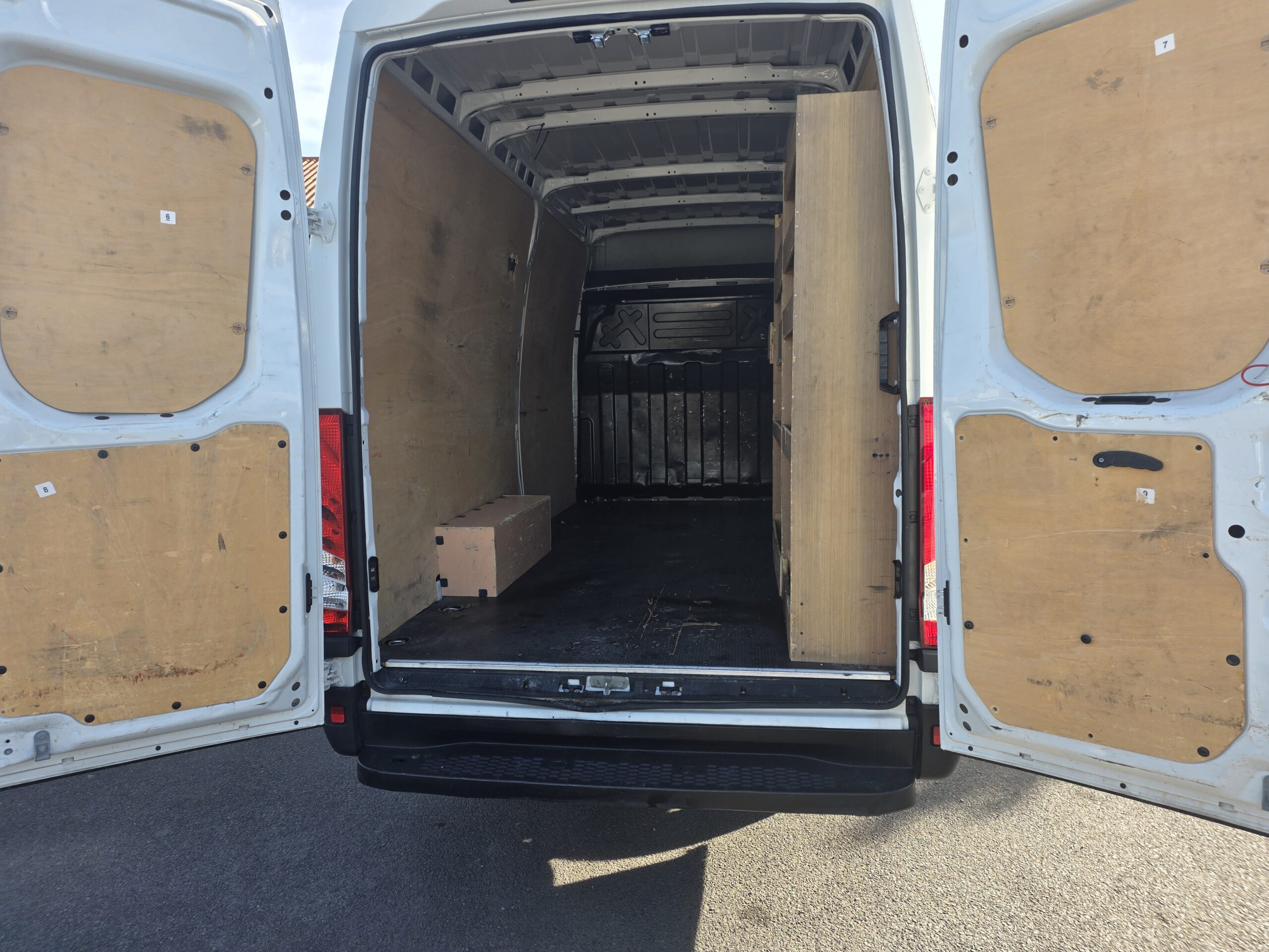 
								IVECO DAILY 35S16 FOURGON V12 boite AUTOMATIQUE plein									
