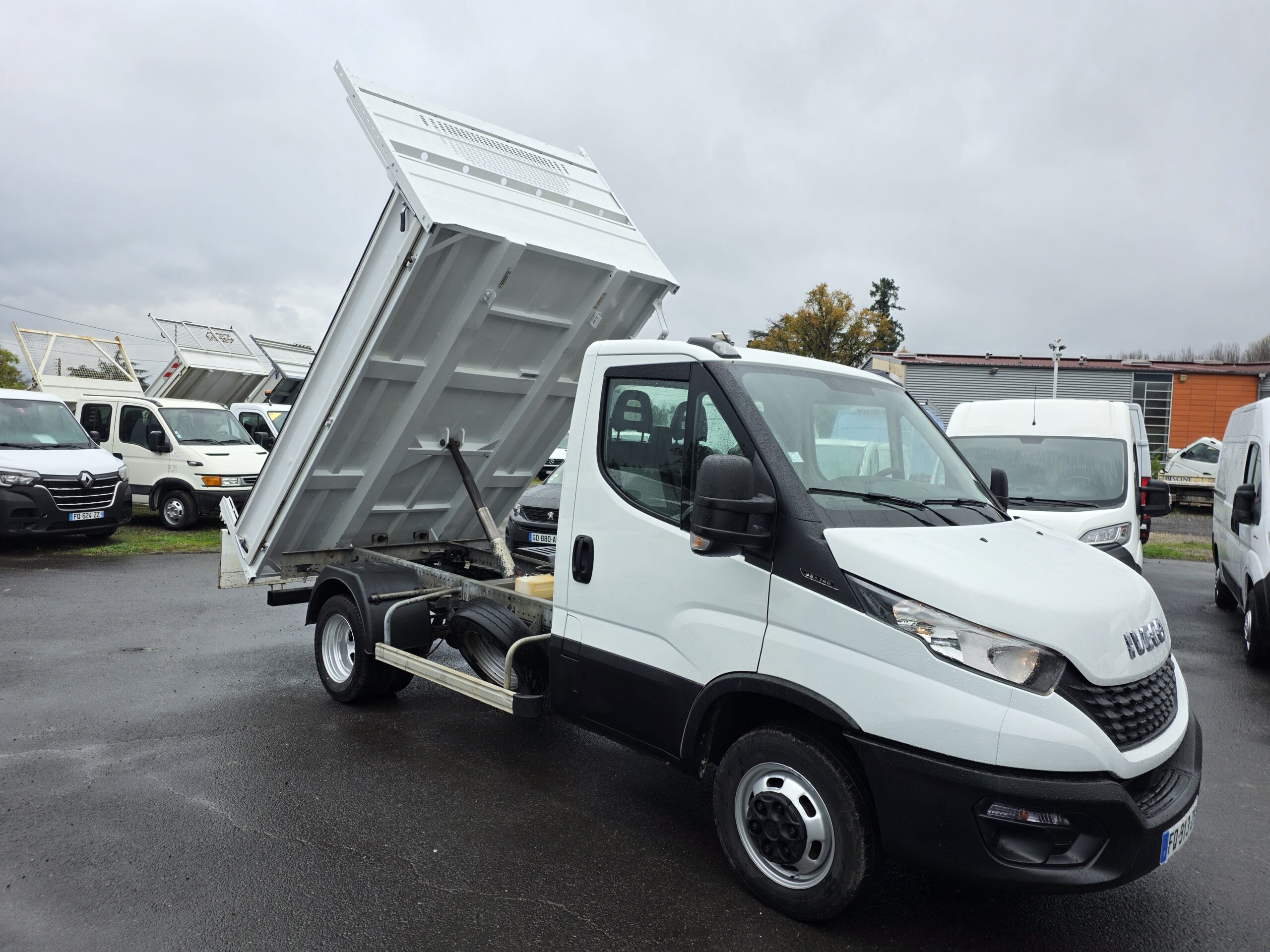 
								IVECO BENNE 35C14 101800Kms 06/2020 plein									