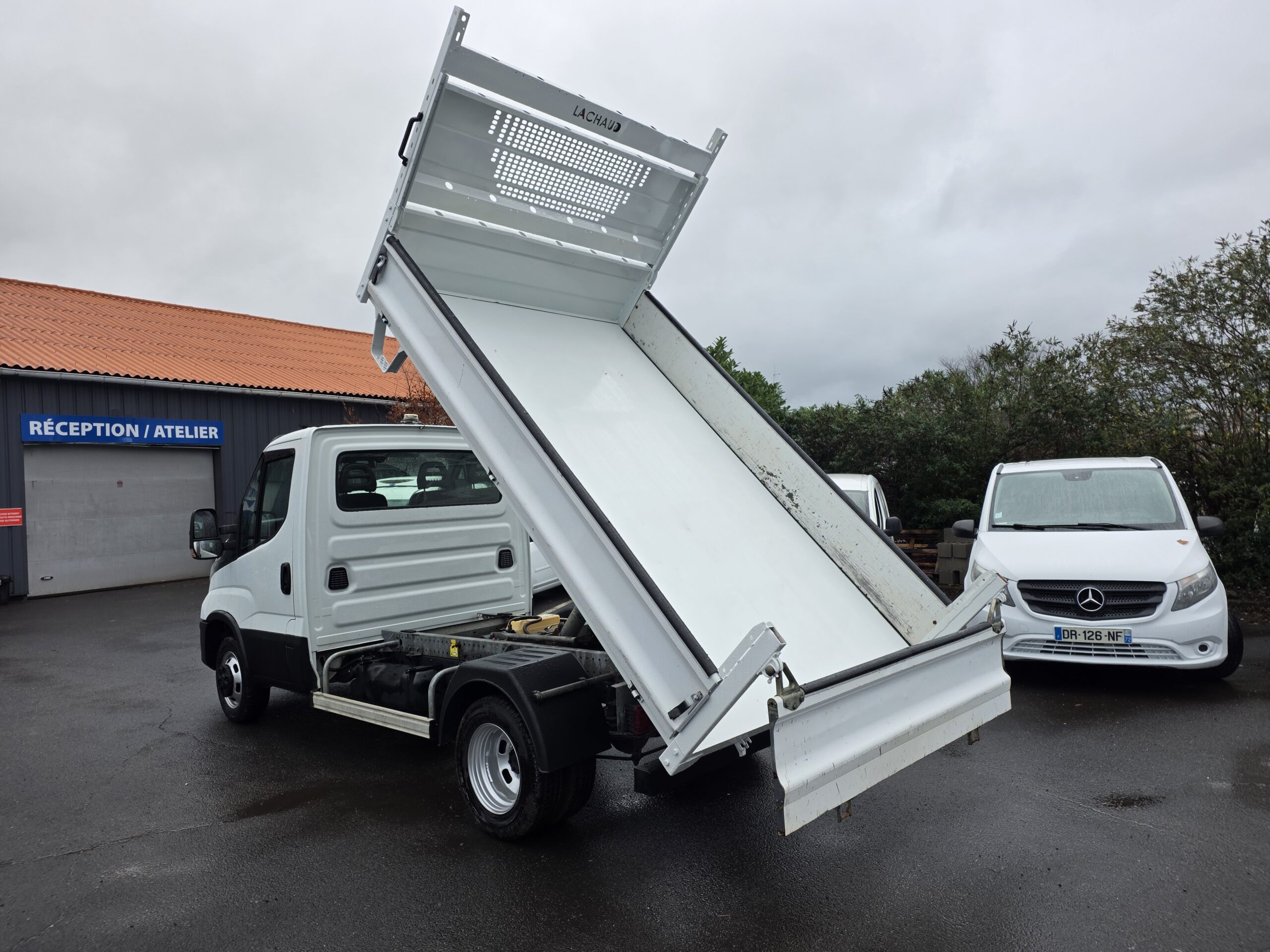 
								IVECO BENNE 35C14 101800Kms 06/2020 plein									