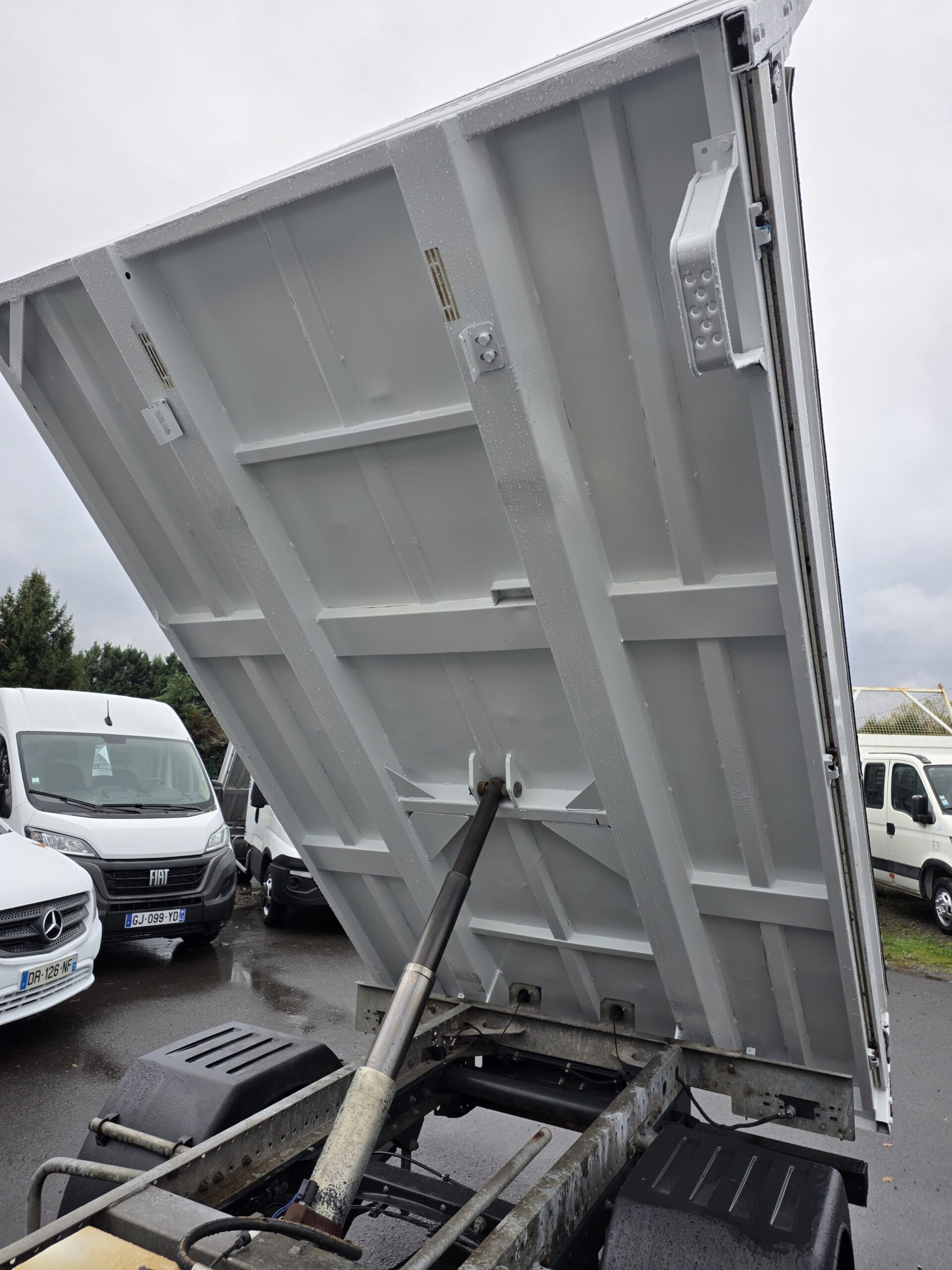 
								IVECO BENNE 35C14 101800Kms 06/2020 plein									