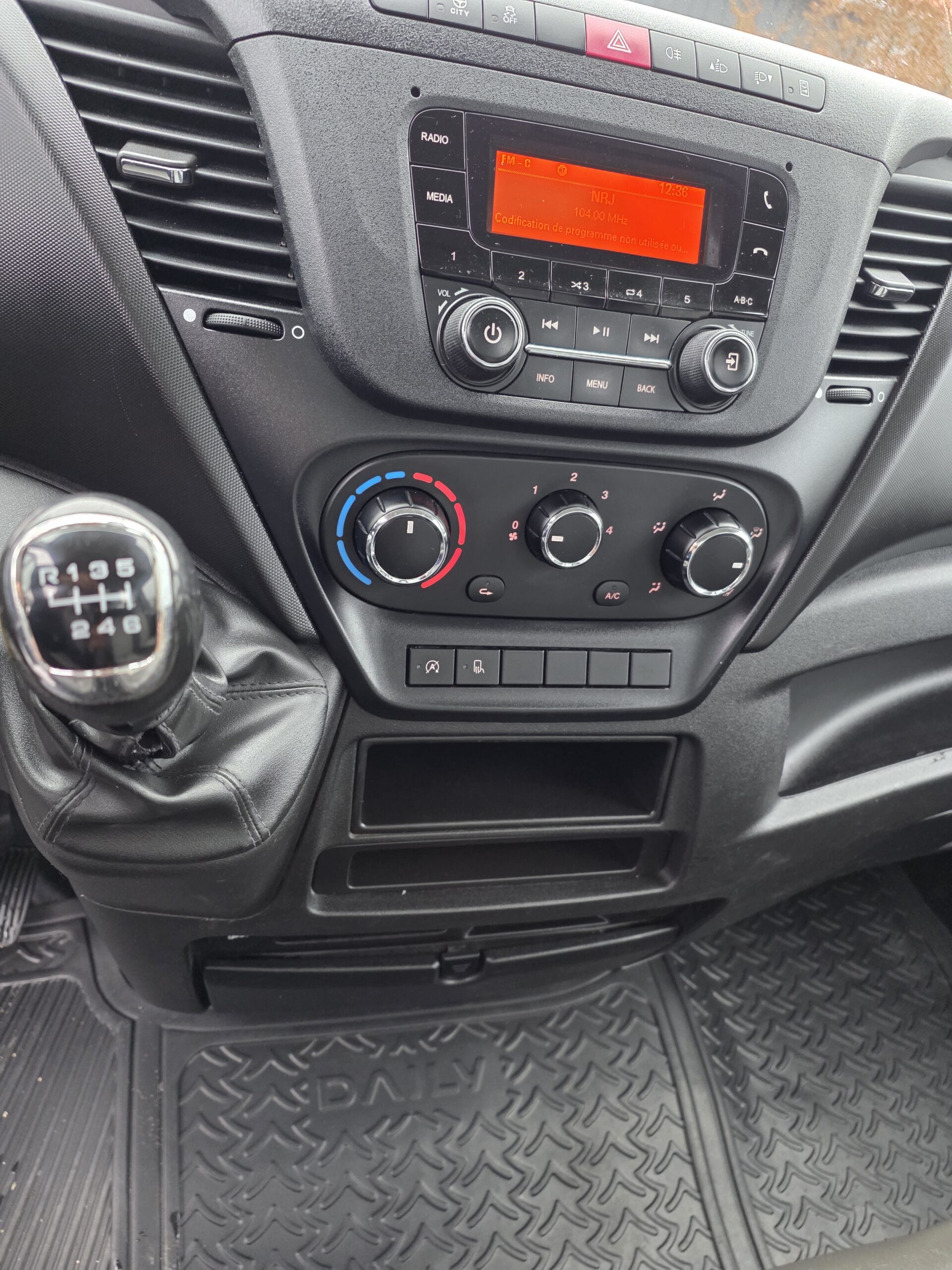 
								IVECO BENNE 35C14 101800Kms 06/2020 plein									