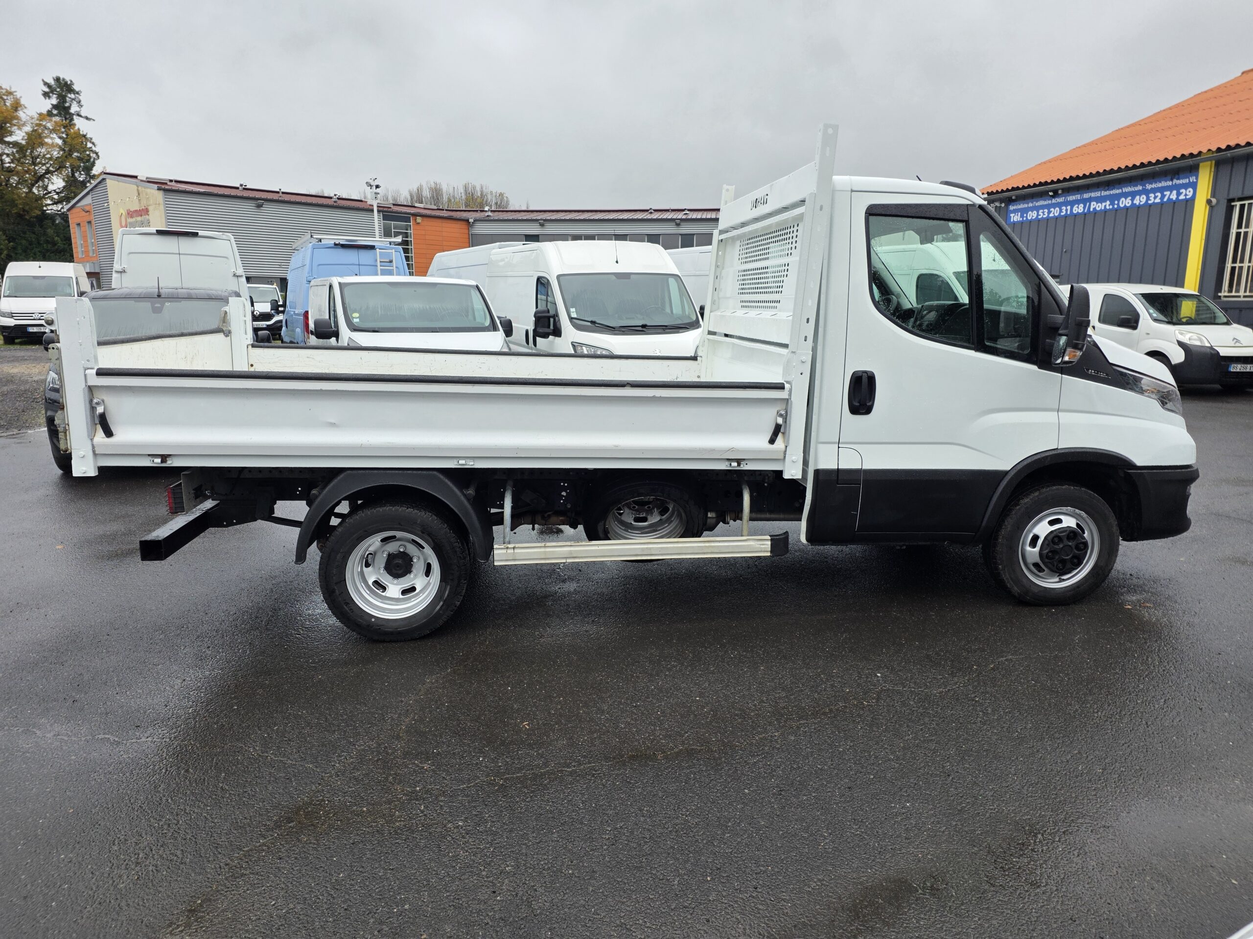 
								IVECO BENNE 35C14 101800Kms 06/2020 plein									