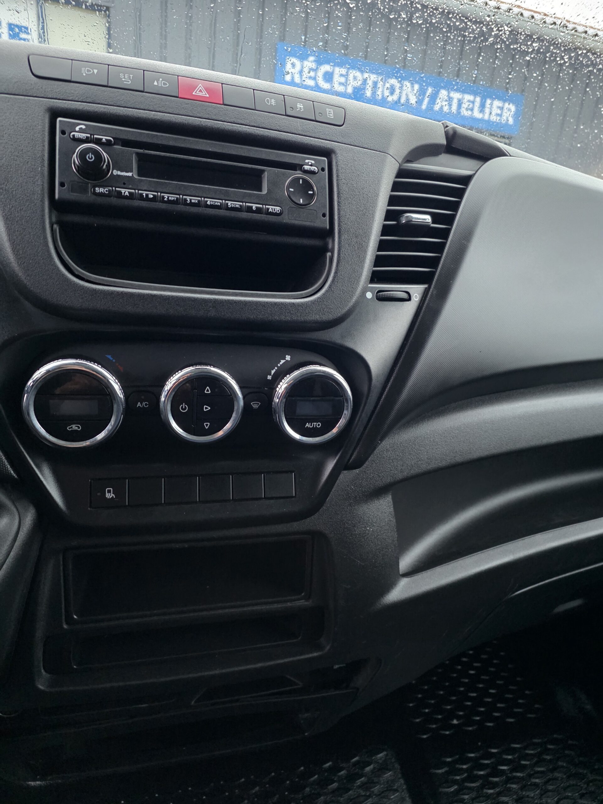 
								IVECO 35C15 3L CAISSE 20m3 150CV plein									