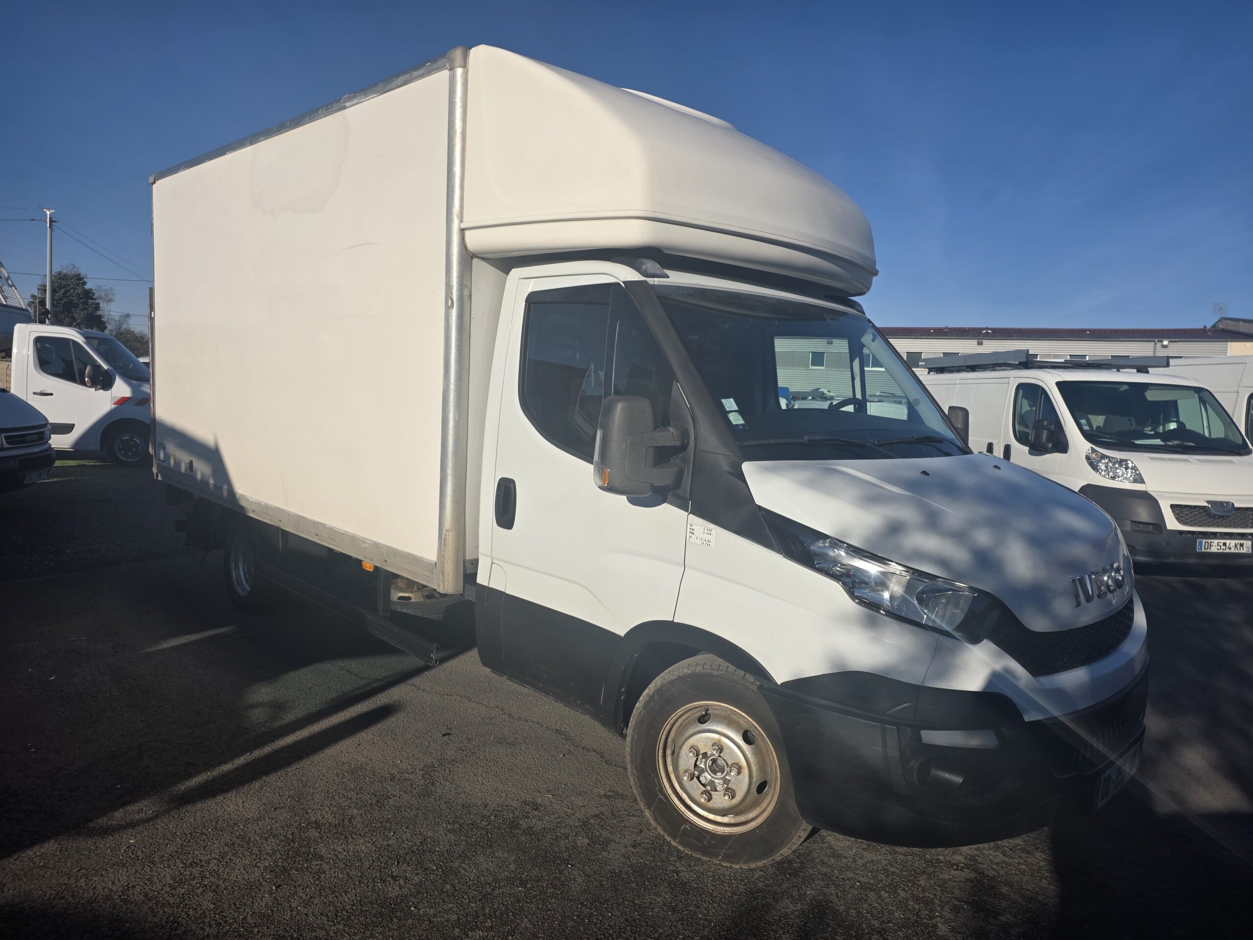 
								IVECO 35C15 3L CAISSE 20m3 avec HAYON DHOLLANDIA plein									