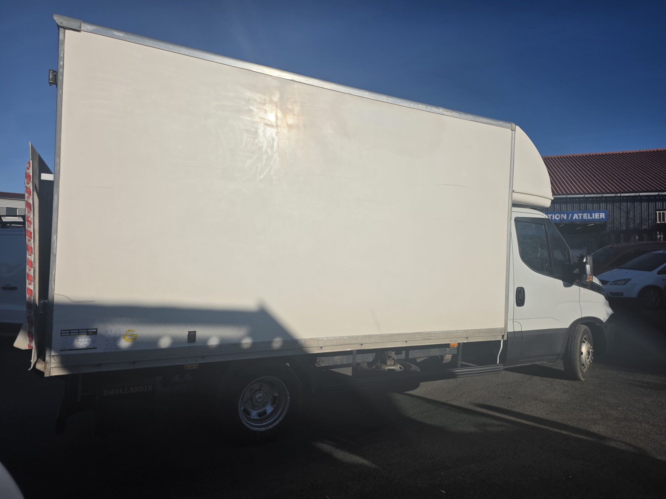 
								IVECO 35C15 3L CAISSE 20m3 avec HAYON DHOLLANDIA plein									