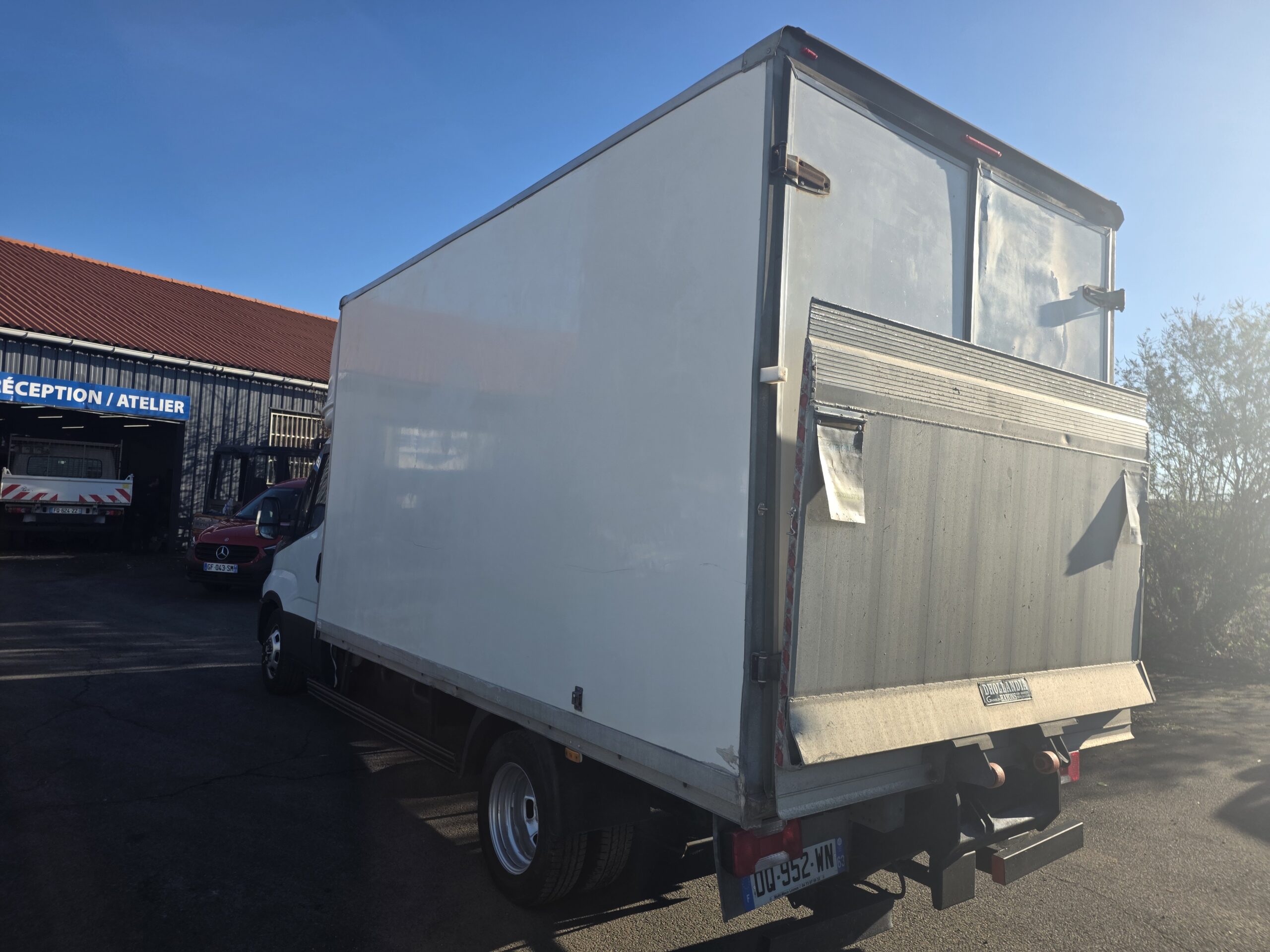 
								IVECO 35C15 3L CAISSE 20m3 avec HAYON DHOLLANDIA plein									