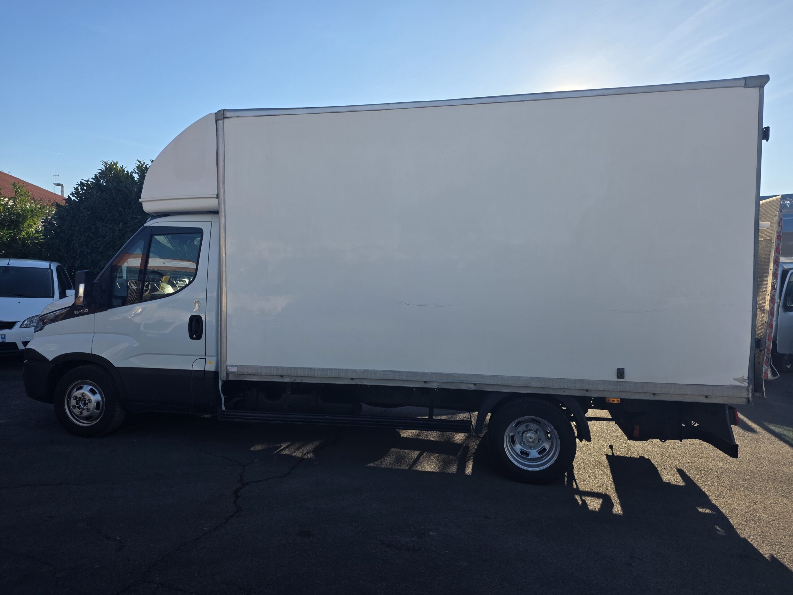 
								IVECO 35C15 3L CAISSE 20m3 avec HAYON DHOLLANDIA plein									