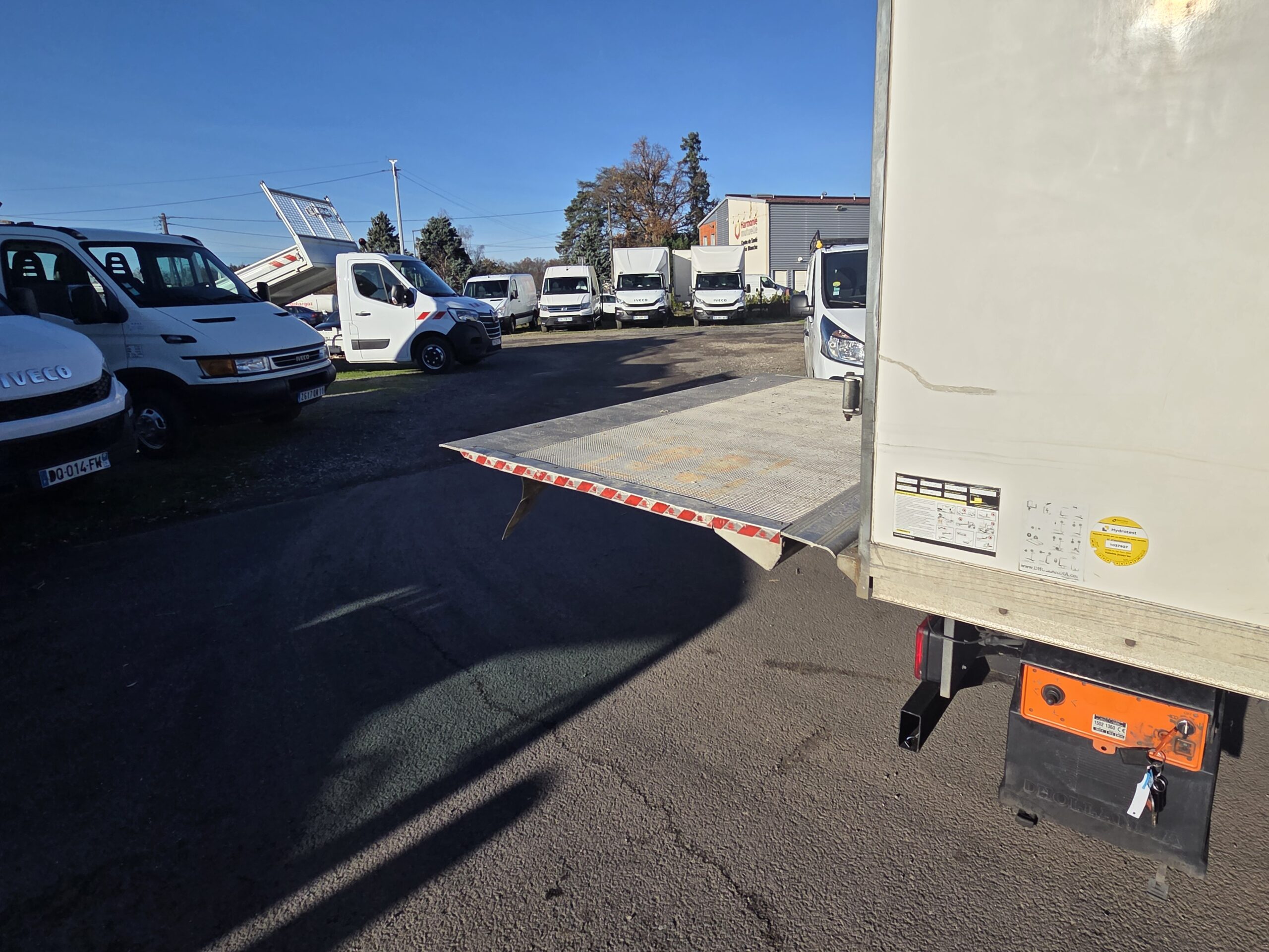 
								IVECO 35C15 3L CAISSE 20m3 avec HAYON DHOLLANDIA plein									