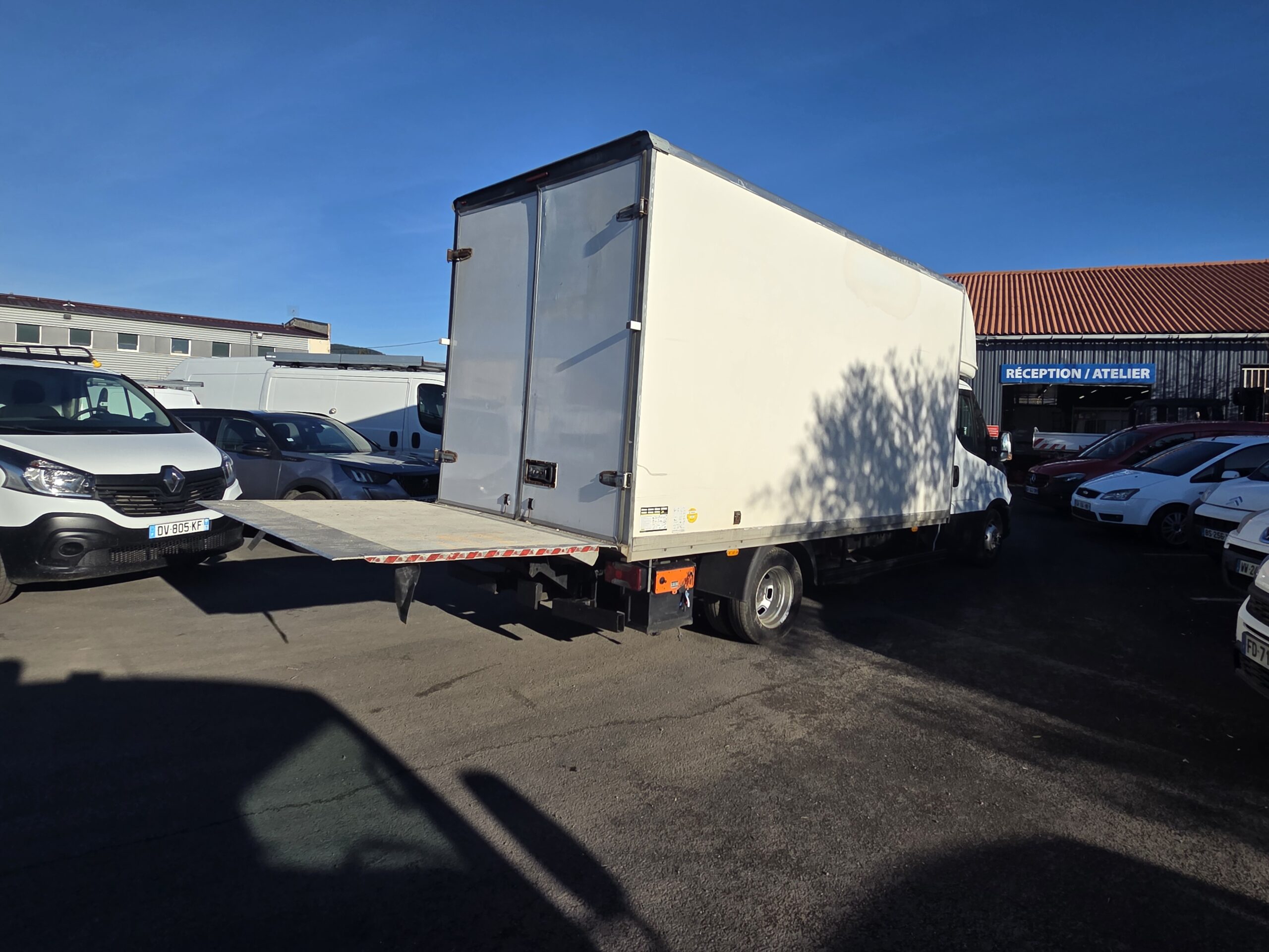 
								IVECO 35C15 3L CAISSE 20m3 avec HAYON DHOLLANDIA plein									