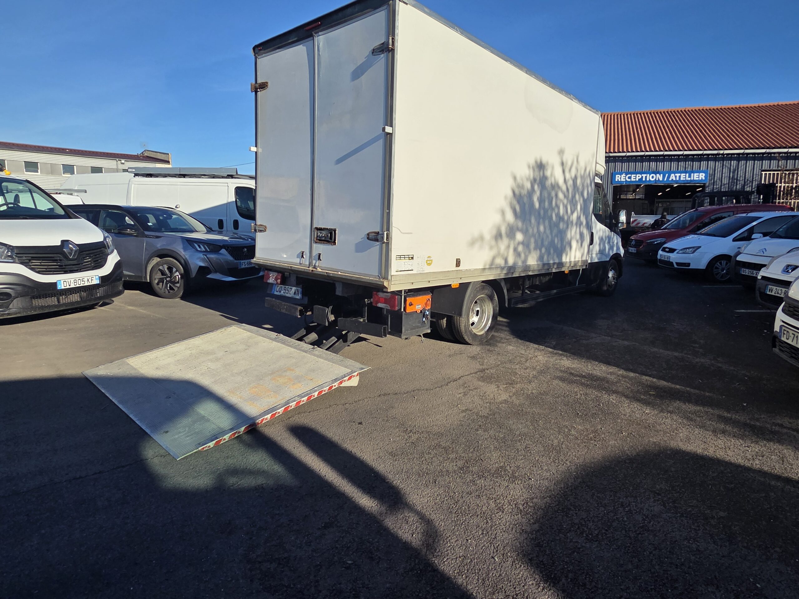 
								IVECO 35C15 3L CAISSE 20m3 avec HAYON DHOLLANDIA plein									