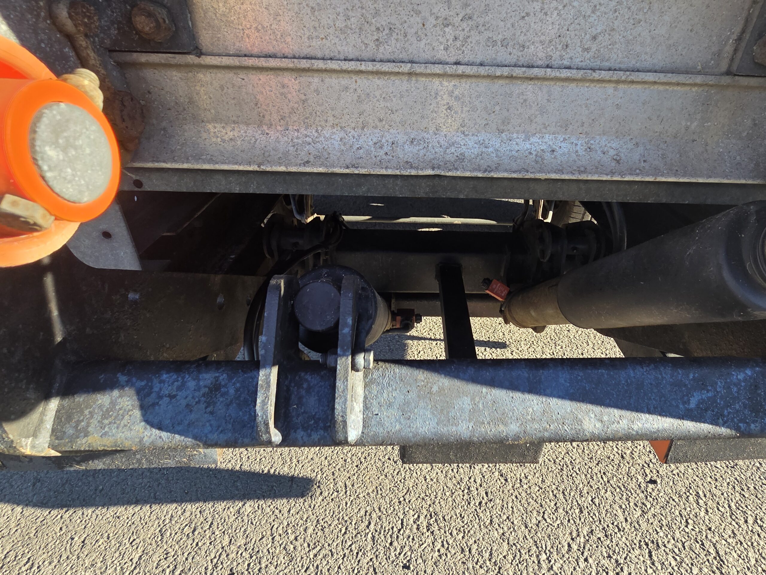 
								IVECO 35C15 3L CAISSE 20m3 avec HAYON DHOLLANDIA plein									