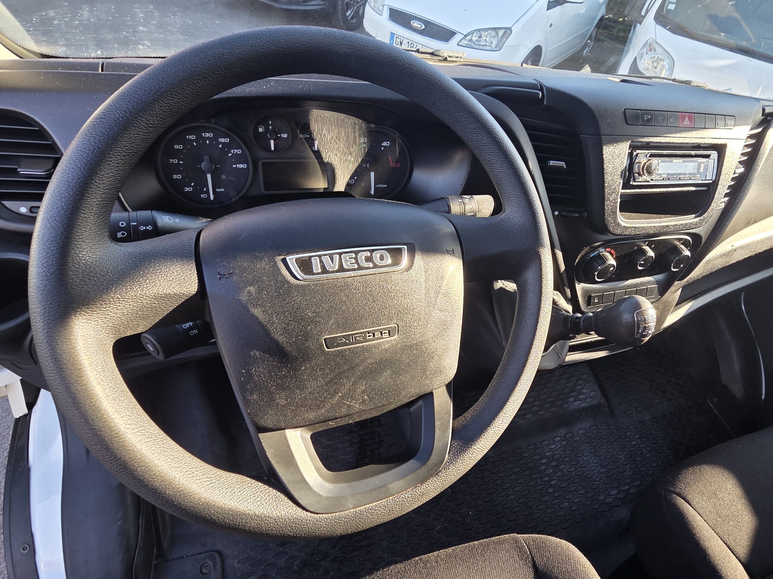 
								IVECO 35C15 3L CAISSE 20m3 avec HAYON DHOLLANDIA plein									