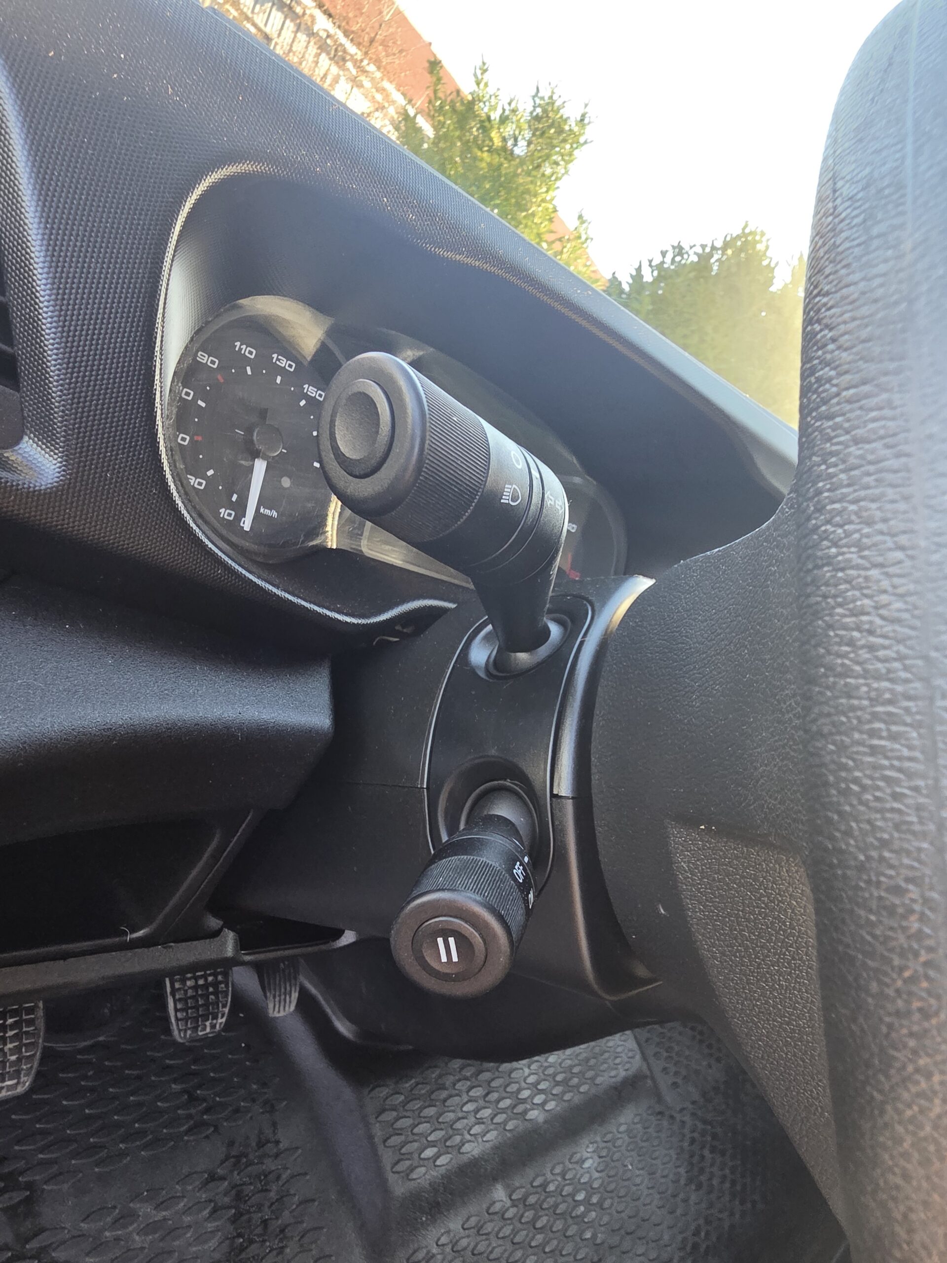 
								IVECO 35C15 3L CAISSE 20m3 avec HAYON DHOLLANDIA plein									