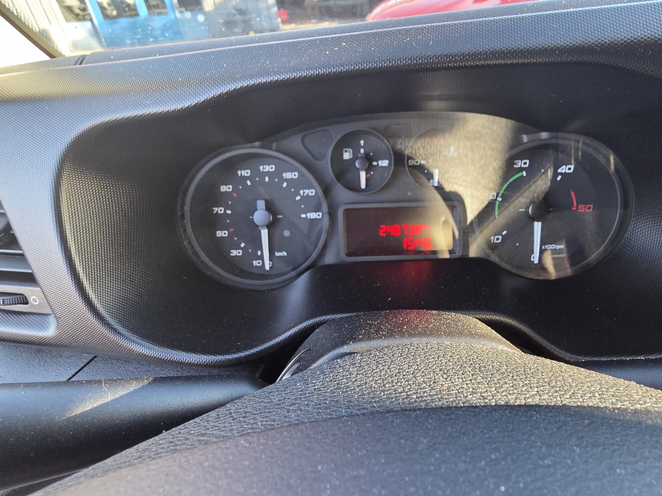 
								IVECO 35C15 3L CAISSE 20m3 avec HAYON DHOLLANDIA plein									