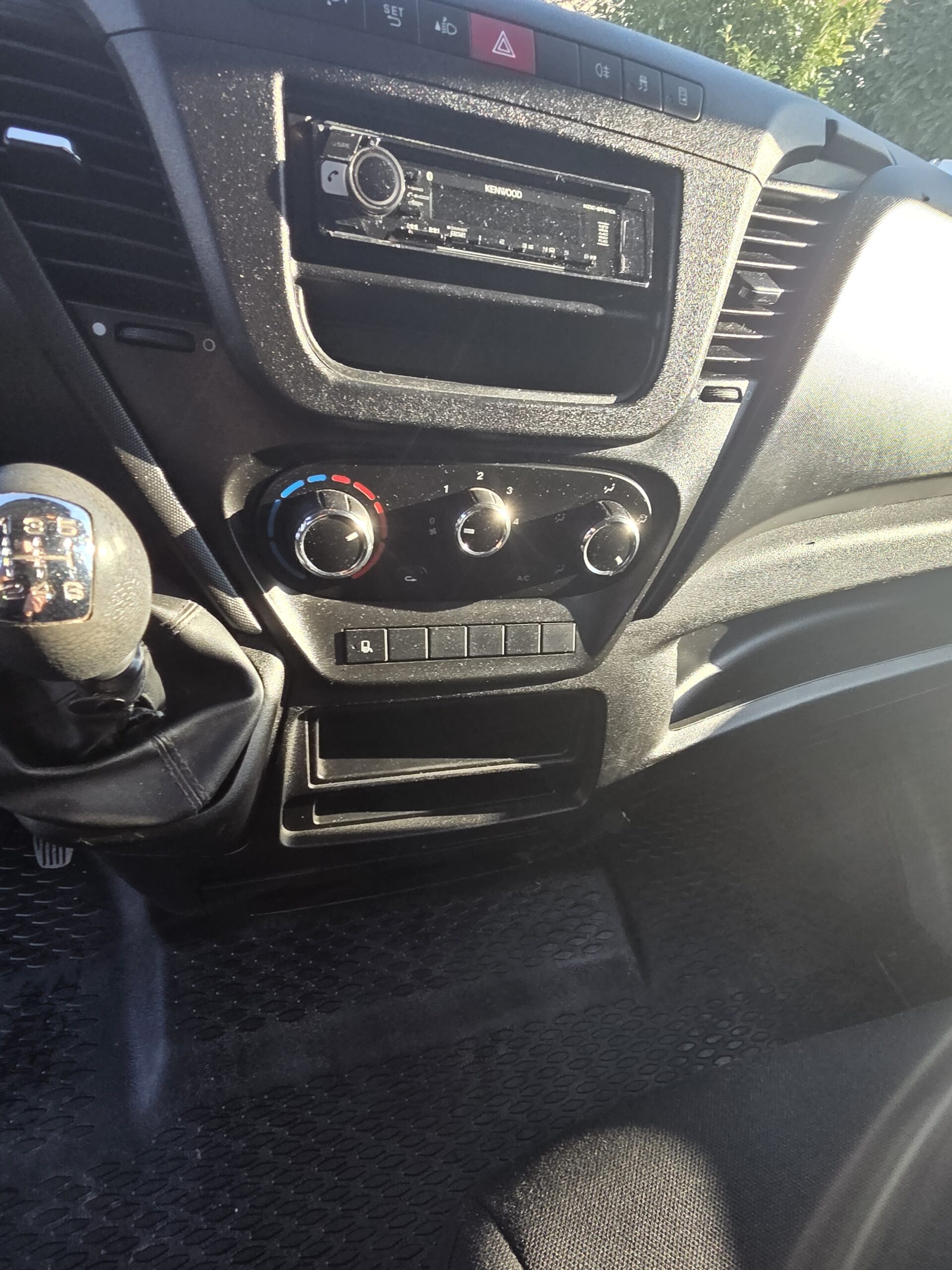 
								IVECO 35C15 3L CAISSE 20m3 avec HAYON DHOLLANDIA plein									