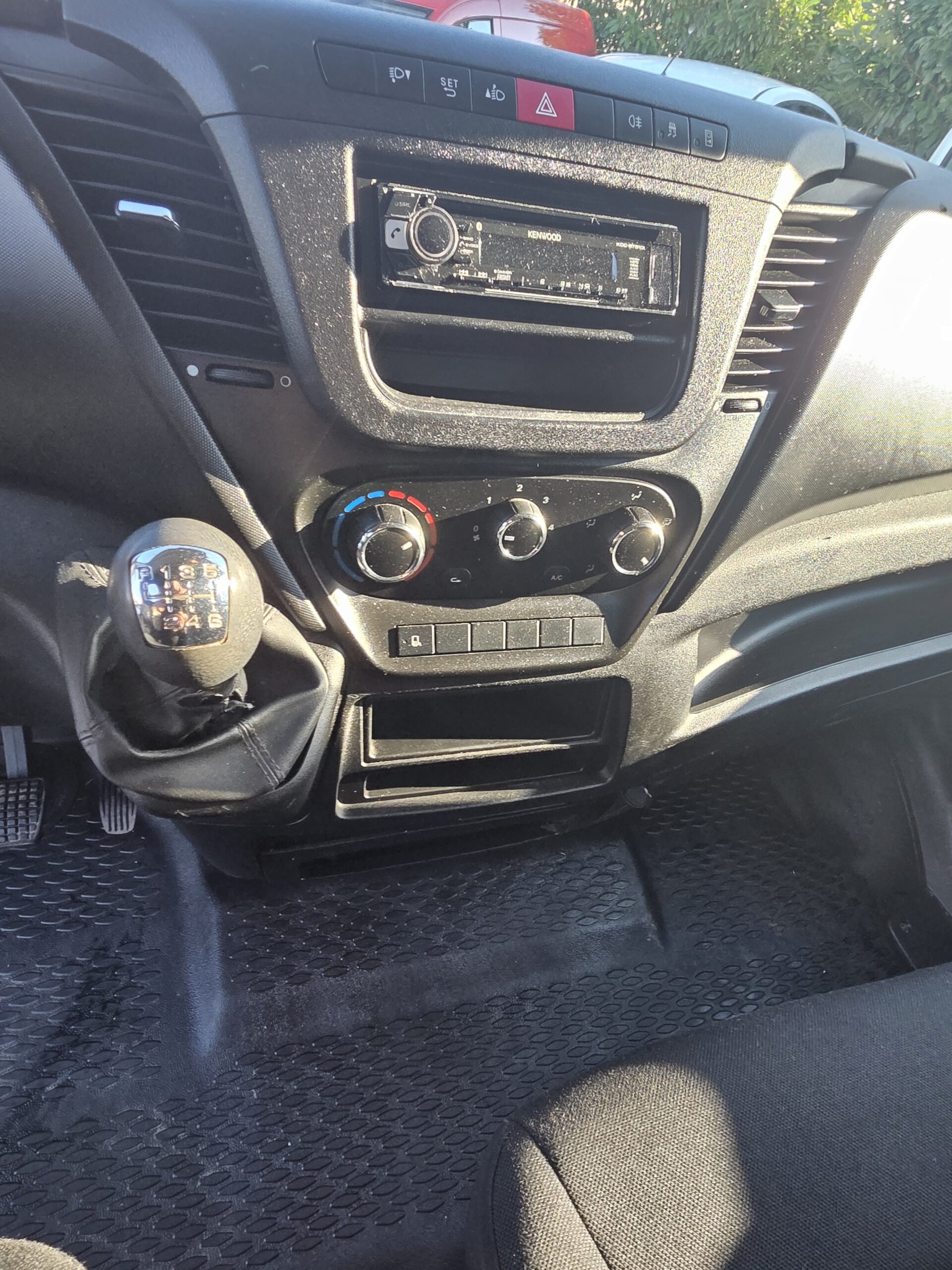 
								IVECO 35C15 3L CAISSE 20m3 avec HAYON DHOLLANDIA plein									