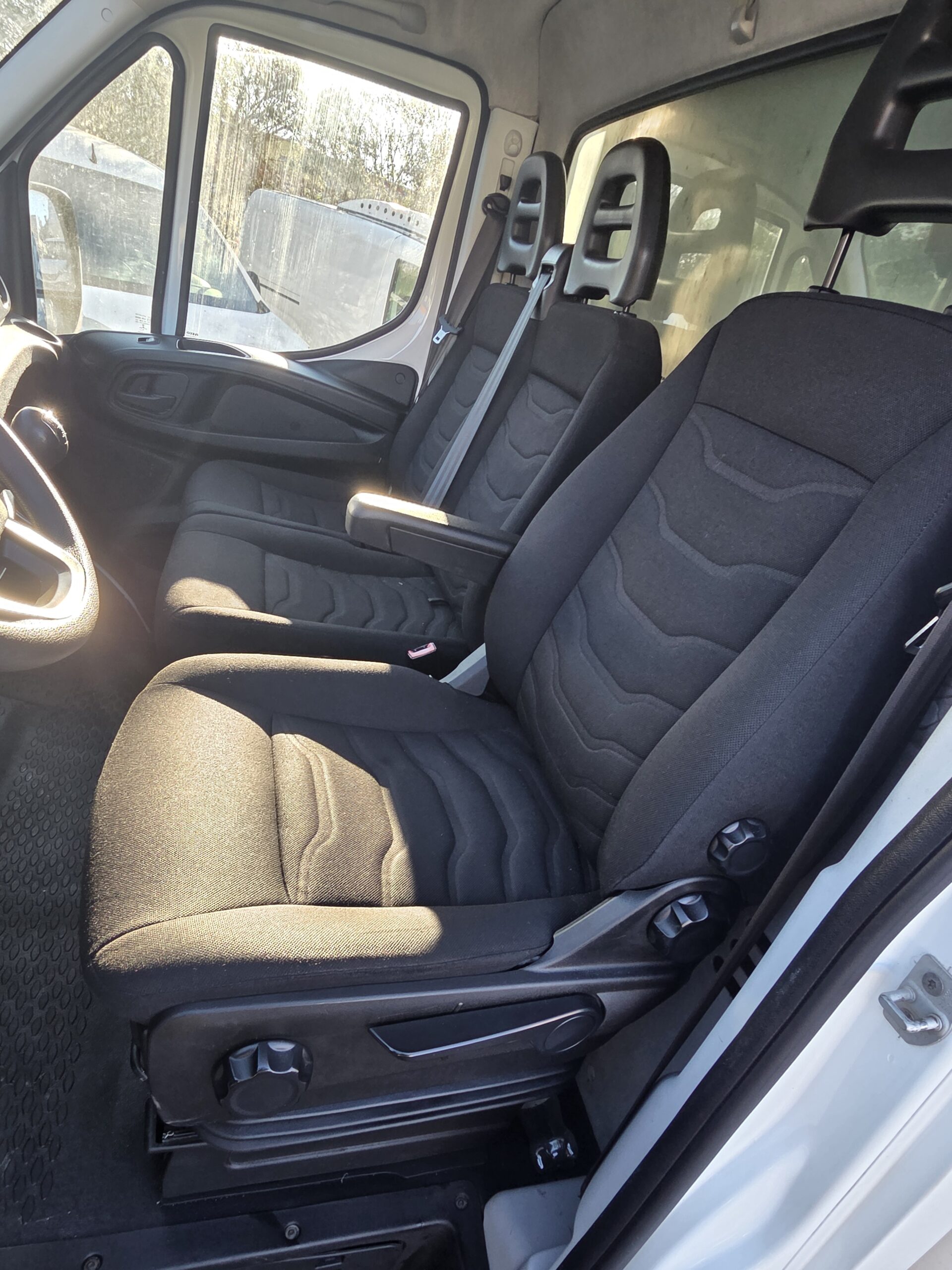 
								IVECO 35C15 3L CAISSE 20m3 avec HAYON DHOLLANDIA plein									