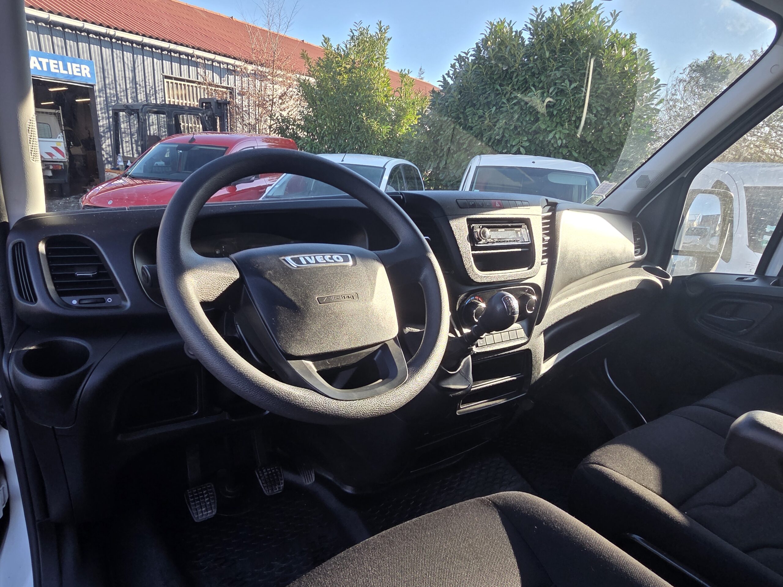 
								IVECO 35C15 3L CAISSE 20m3 avec HAYON DHOLLANDIA plein									