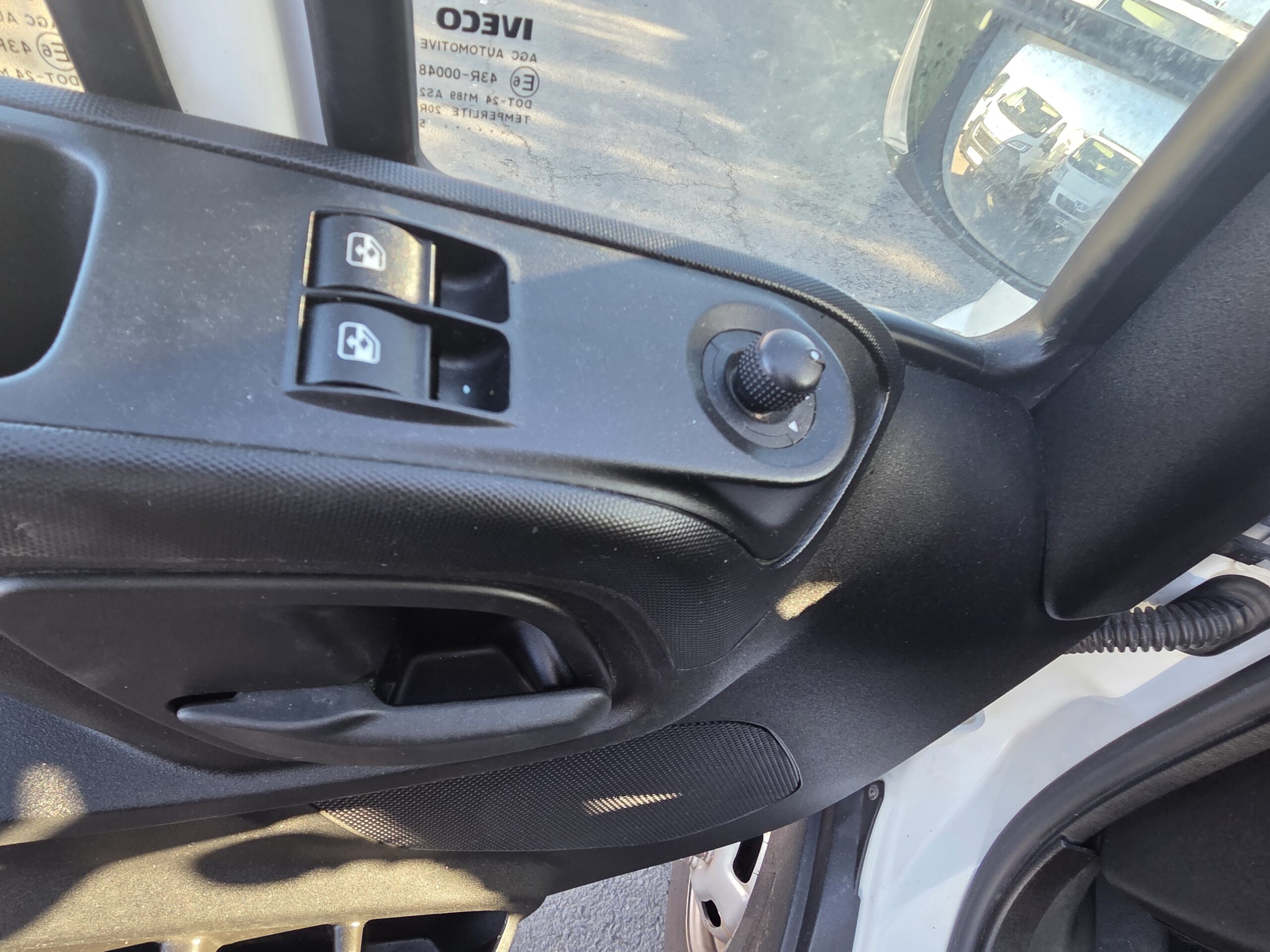 
								IVECO 35C15 3L CAISSE 20m3 avec HAYON DHOLLANDIA plein									