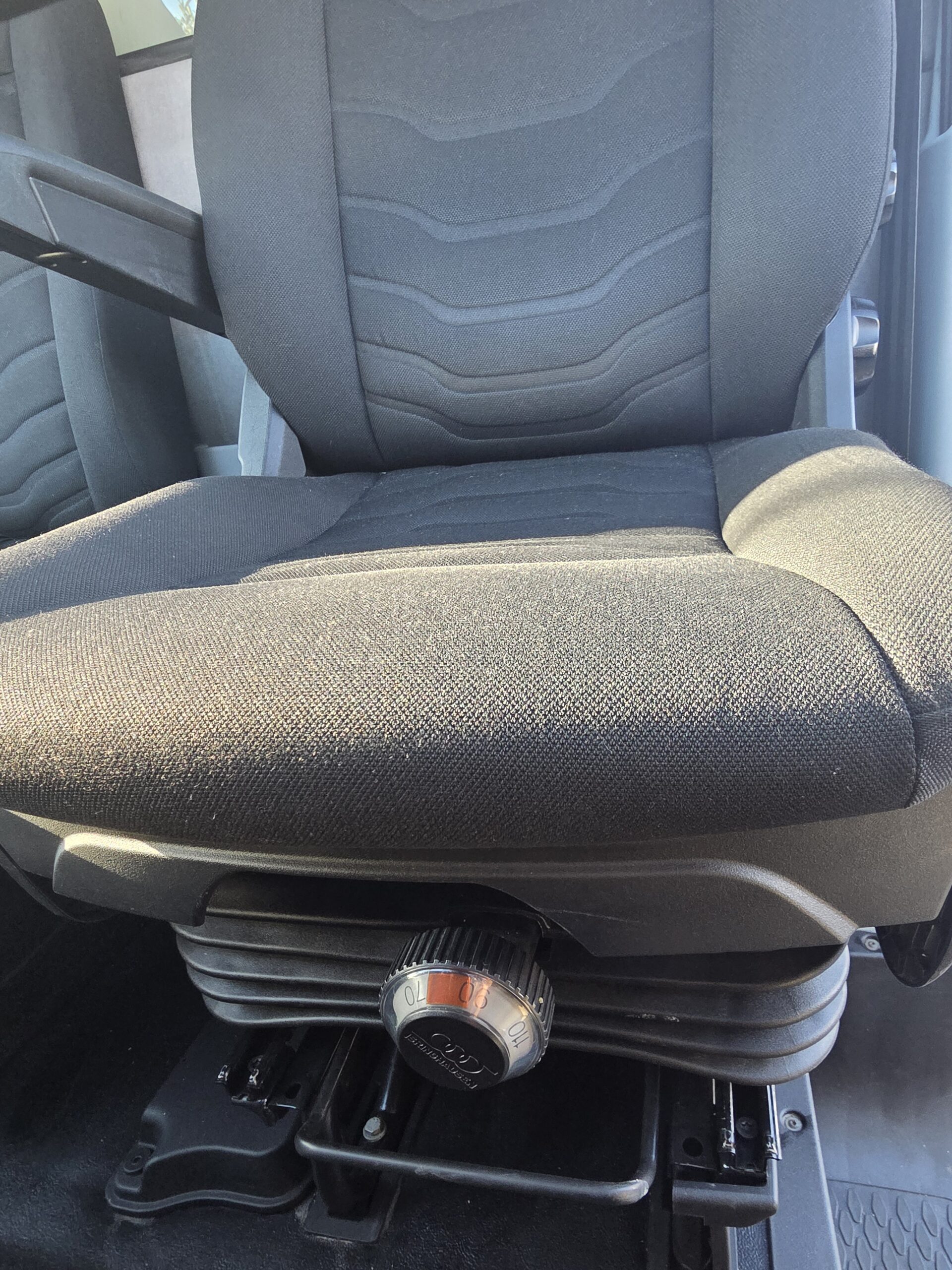 
								IVECO 35C15 3L CAISSE 20m3 avec HAYON DHOLLANDIA plein									