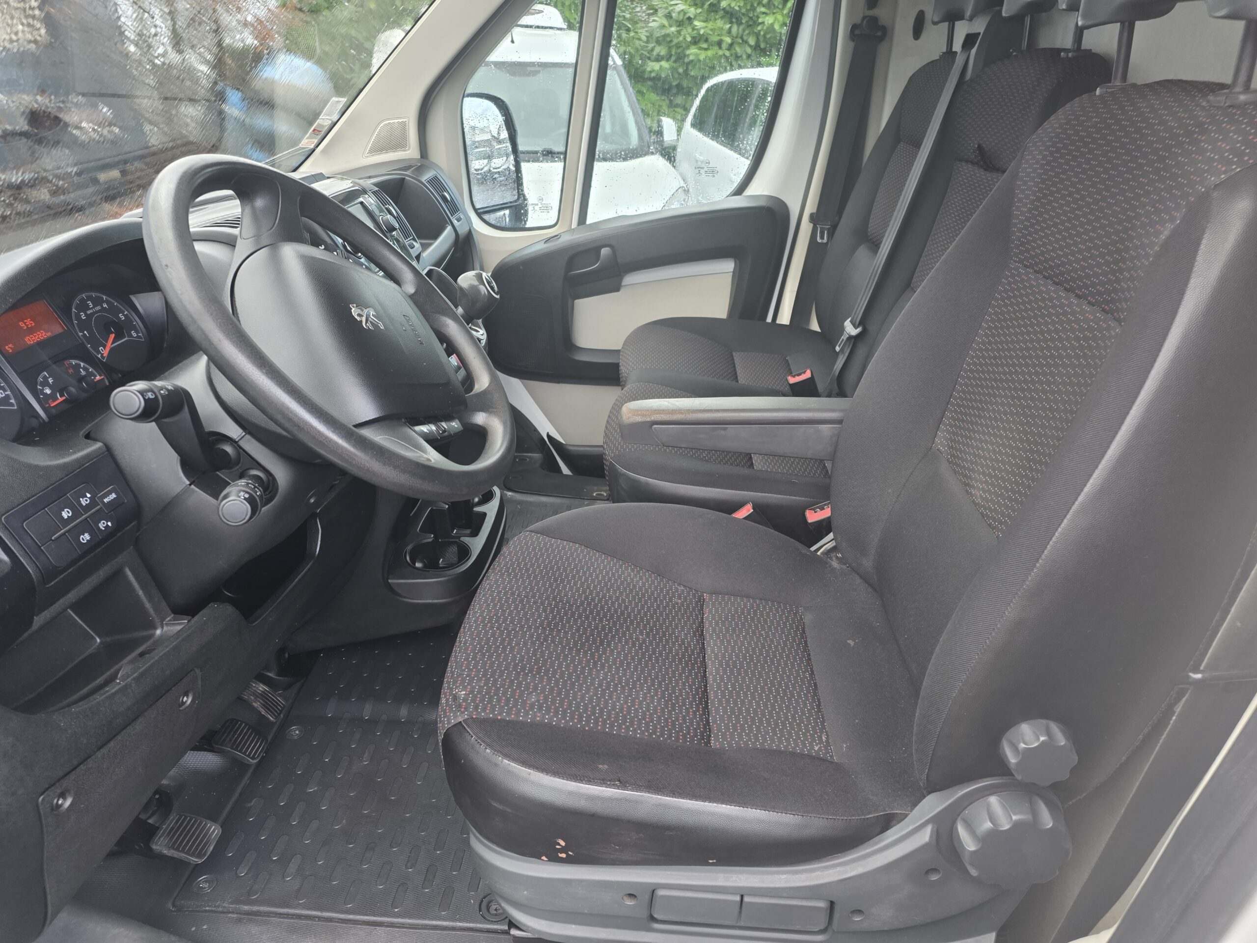 
								PEUGEOT BOXER 2.2 HDI 130CV L2H2 plein									