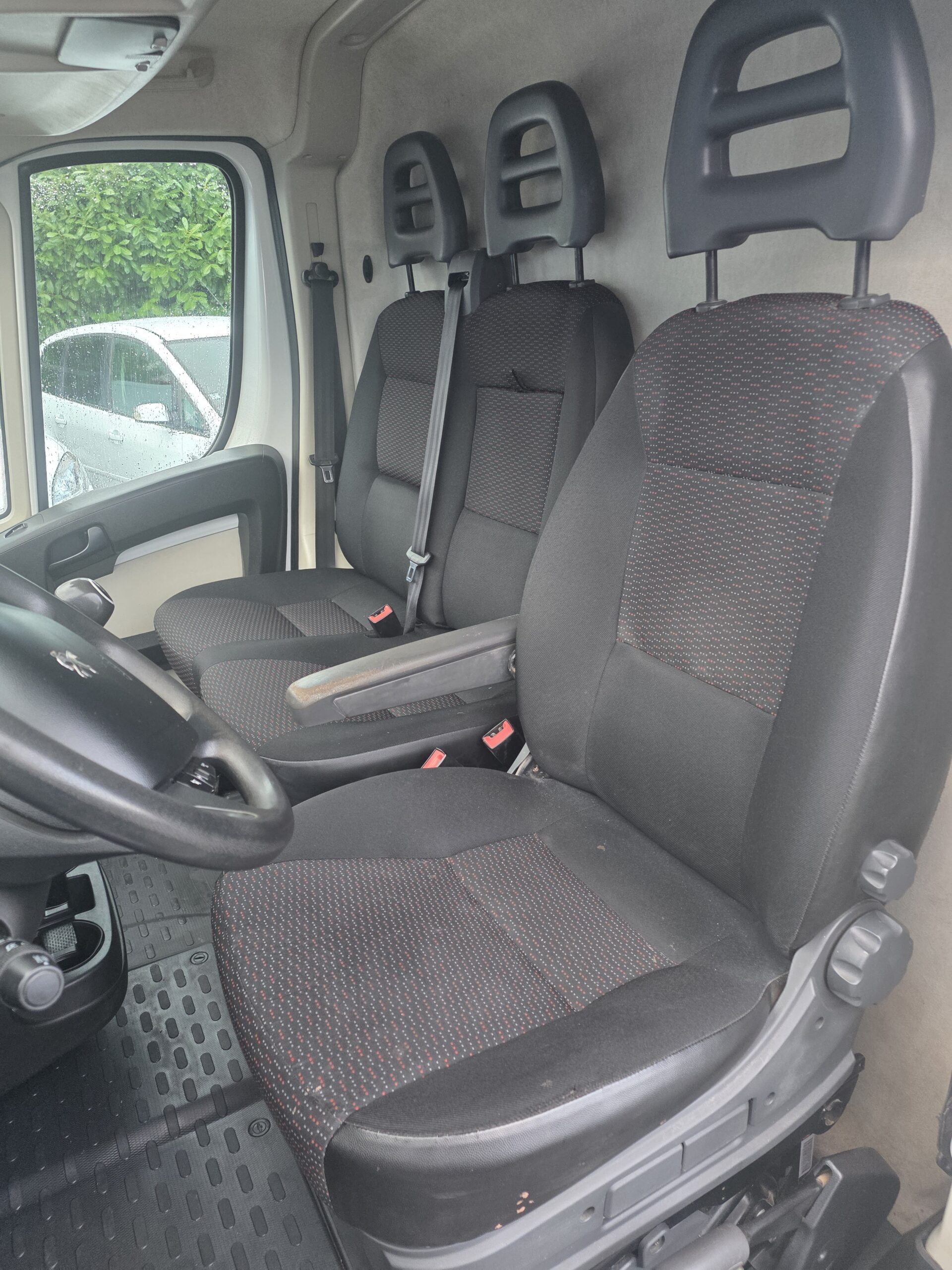 
								PEUGEOT BOXER 2.2 HDI 130CV L2H2 plein									