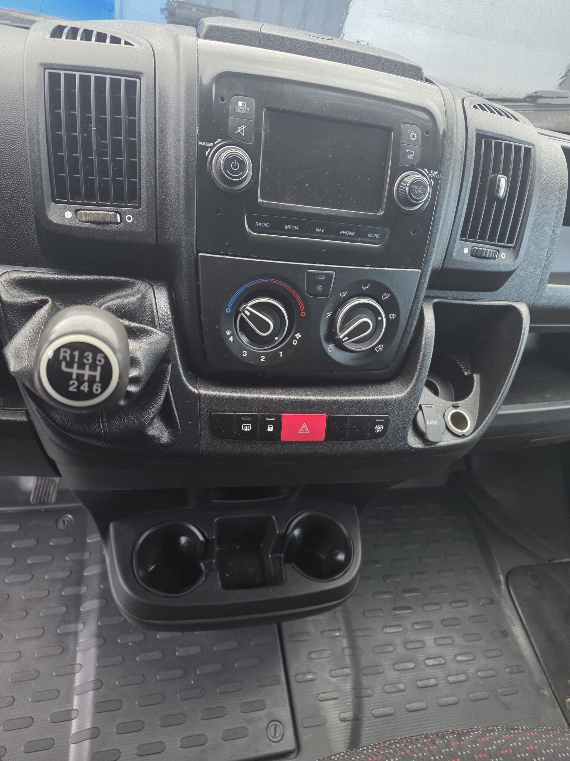 
								PEUGEOT BOXER 2.2 HDI 130CV L2H2 plein									