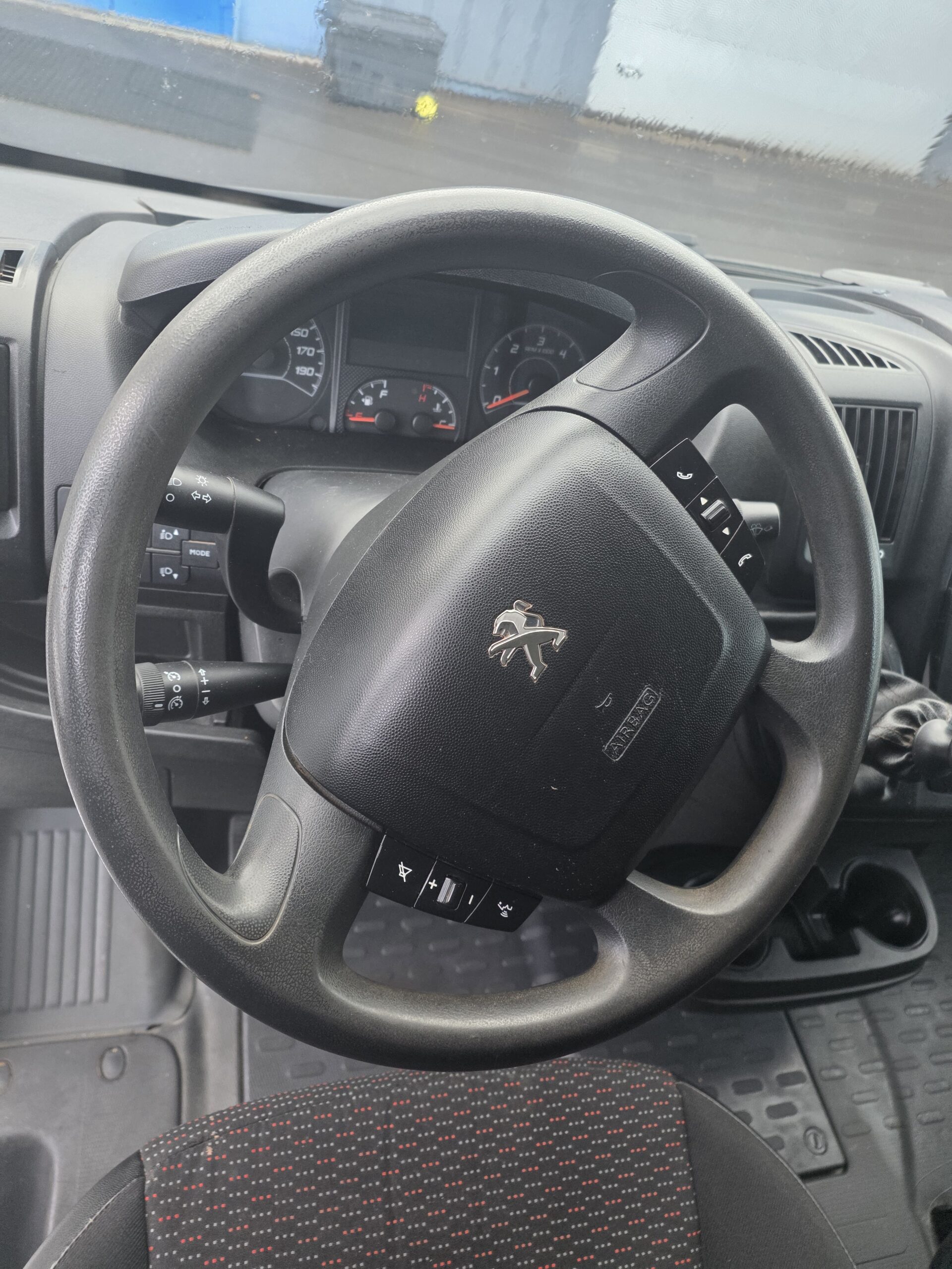 
								PEUGEOT BOXER 2.2 HDI 130CV L2H2 plein									