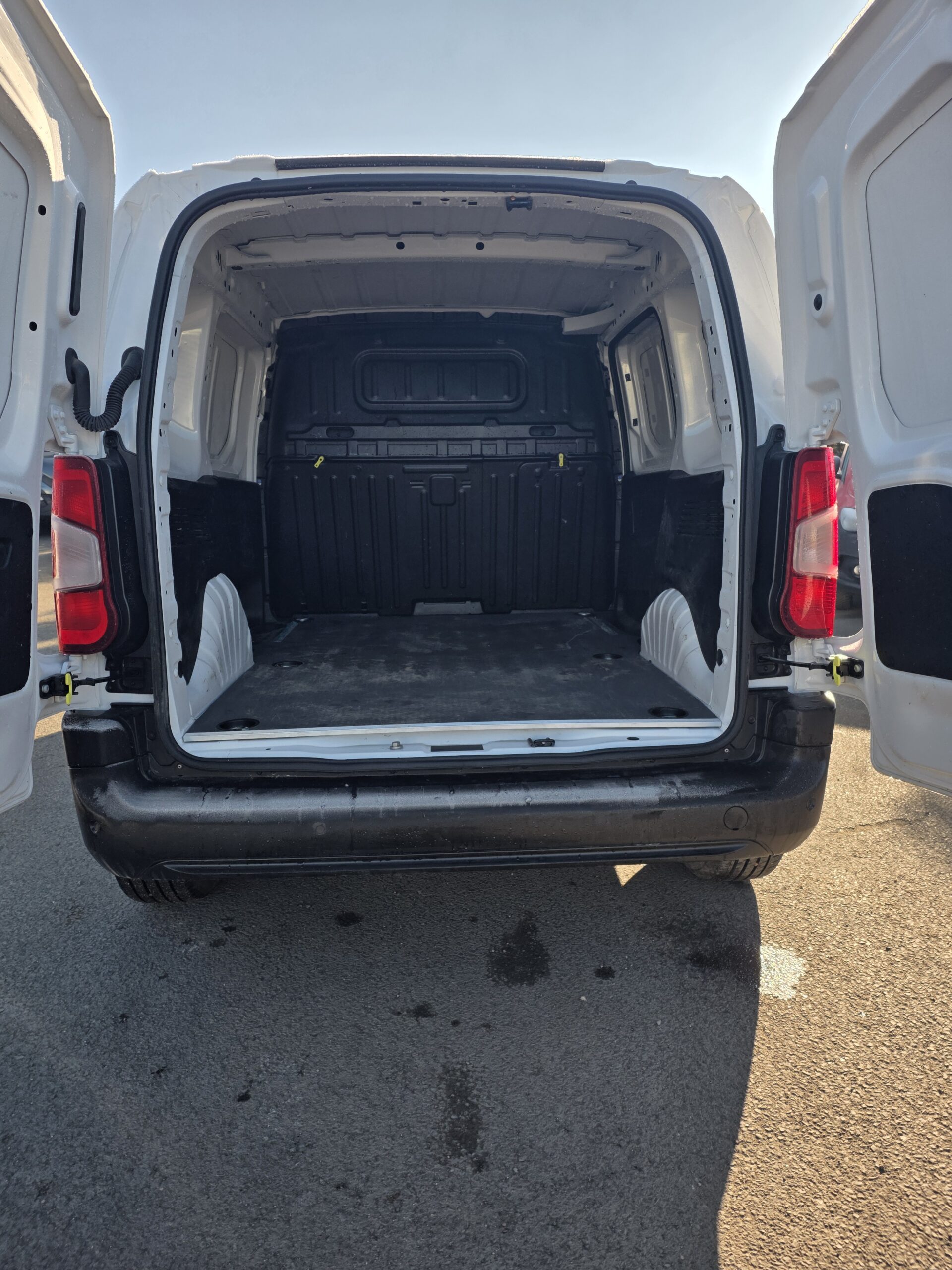 
								PEUGEOT  PARTNER 1.5 HDI 102CV QUASI NEUF plein									