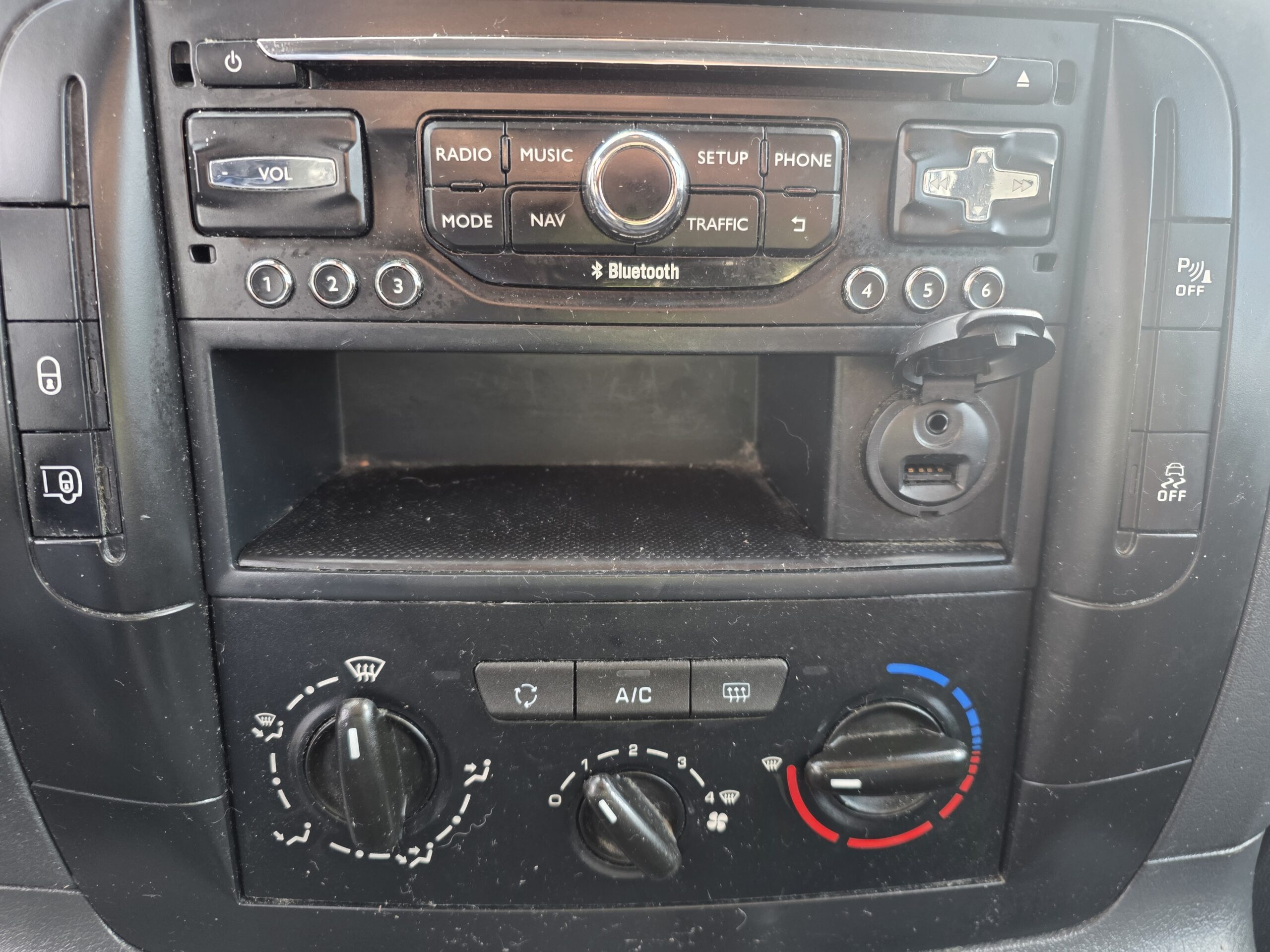 
								PEUGEOT EXPERT 2L HDI 128CV L1H1 10/2015 plein									