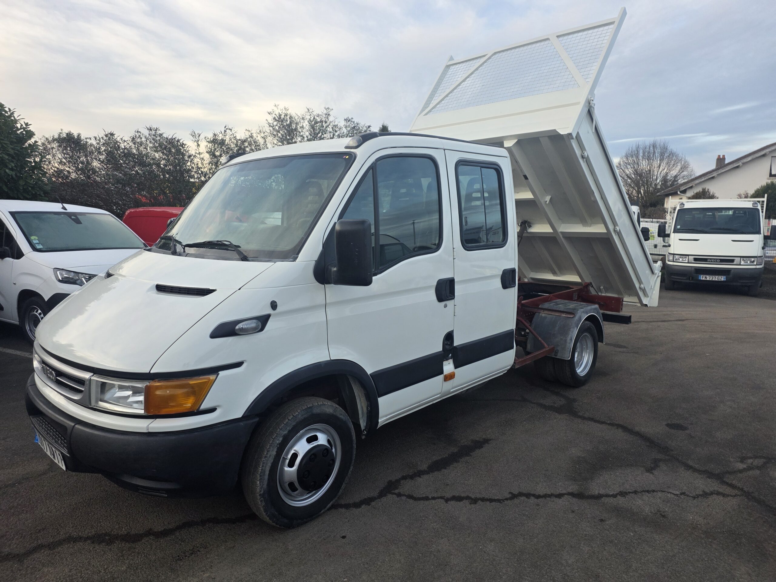 
								IVECO 35C13 DOUBLE CABINE BENNE 1ère MAIN plein									