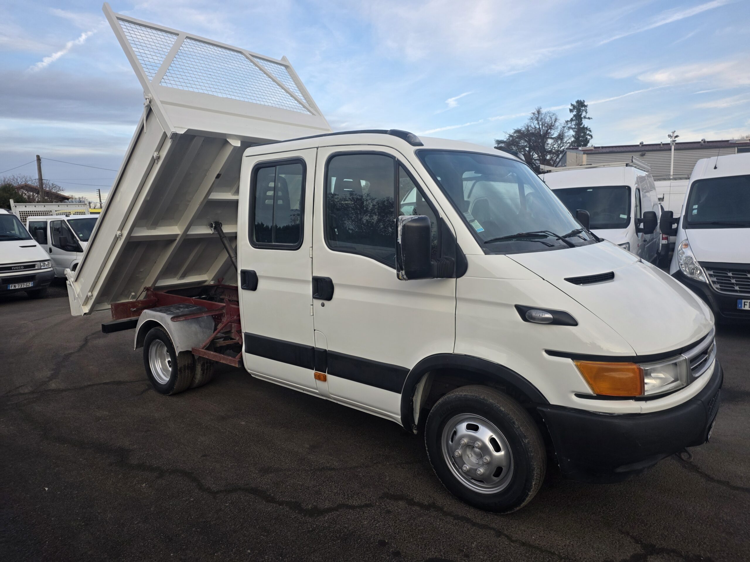 
								IVECO 35C13 DOUBLE CABINE BENNE 1ère MAIN plein									
