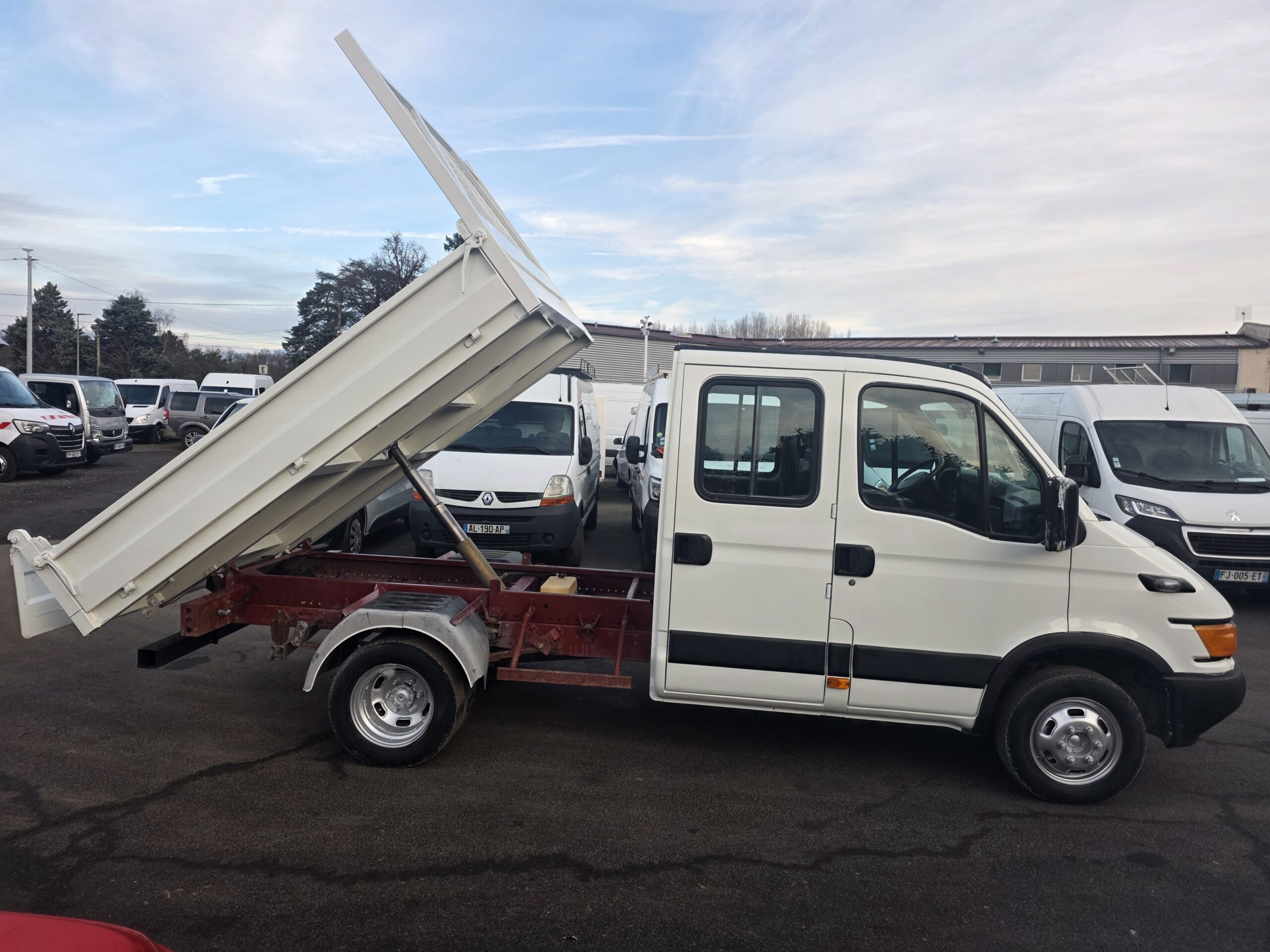 
								IVECO 35C13 DOUBLE CABINE BENNE 1ère MAIN plein									