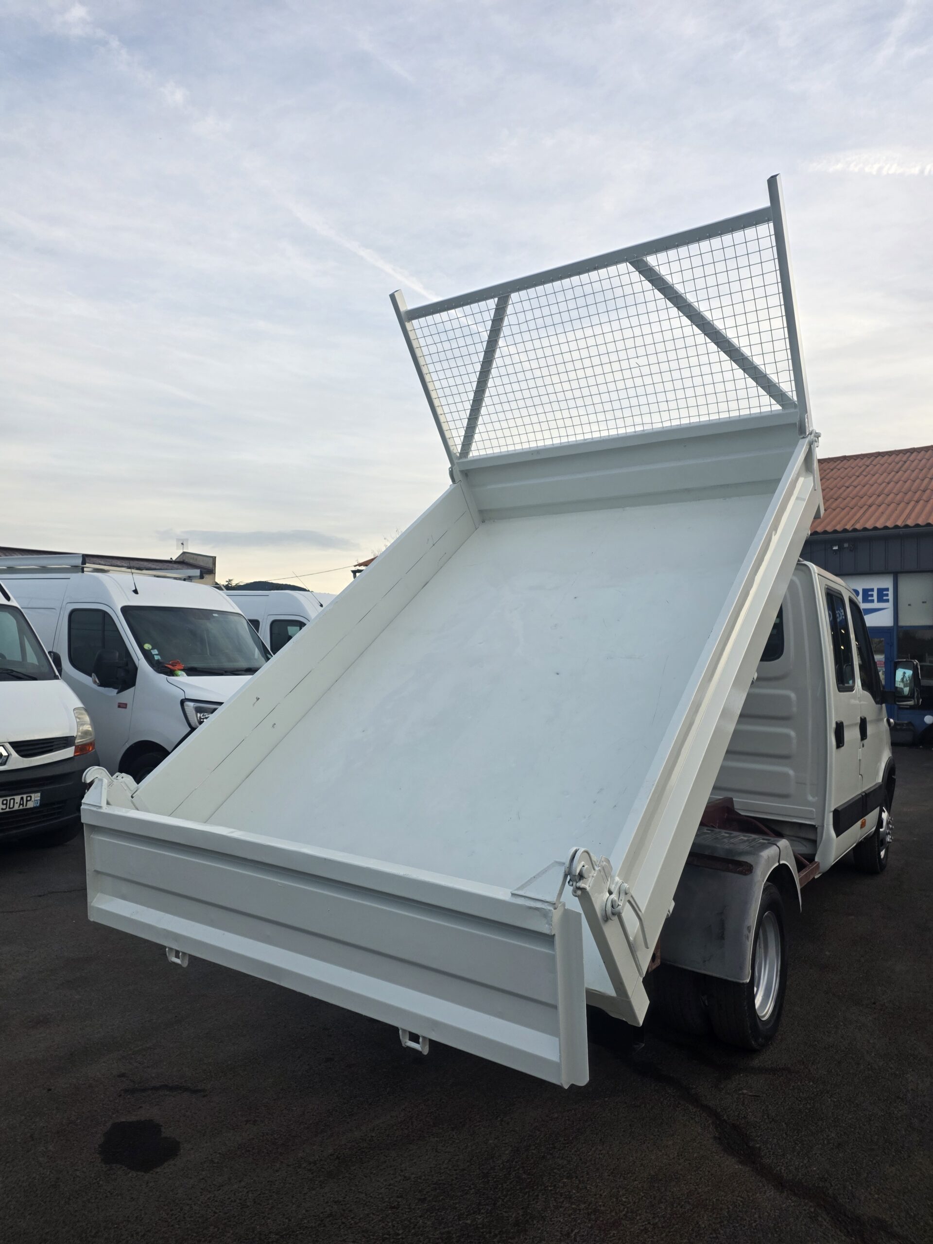 
								IVECO 35C13 DOUBLE CABINE BENNE 1ère MAIN plein									