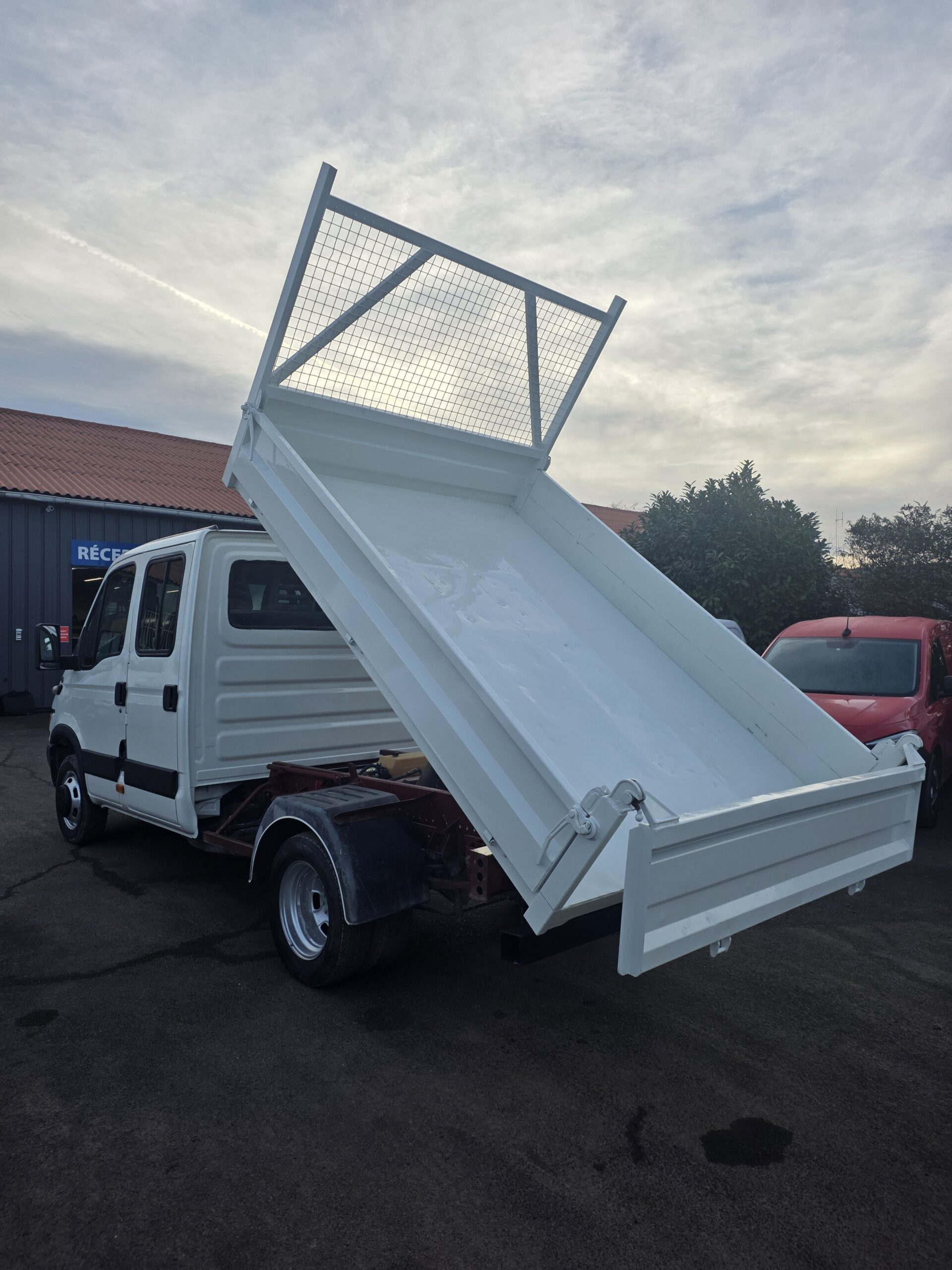 
								IVECO 35C13 DOUBLE CABINE BENNE 1ère MAIN plein									