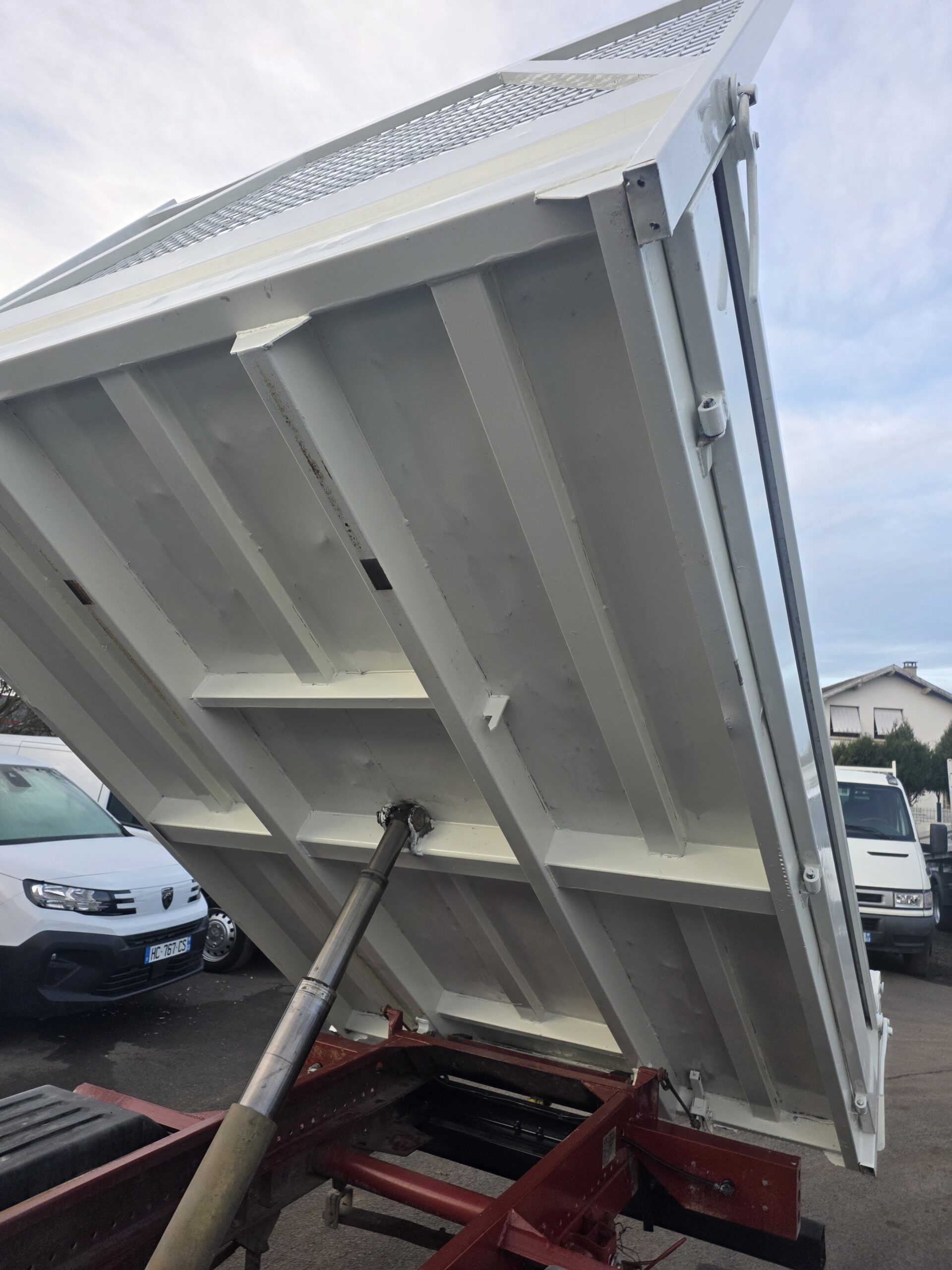 
								IVECO 35C13 DOUBLE CABINE BENNE 1ère MAIN plein									