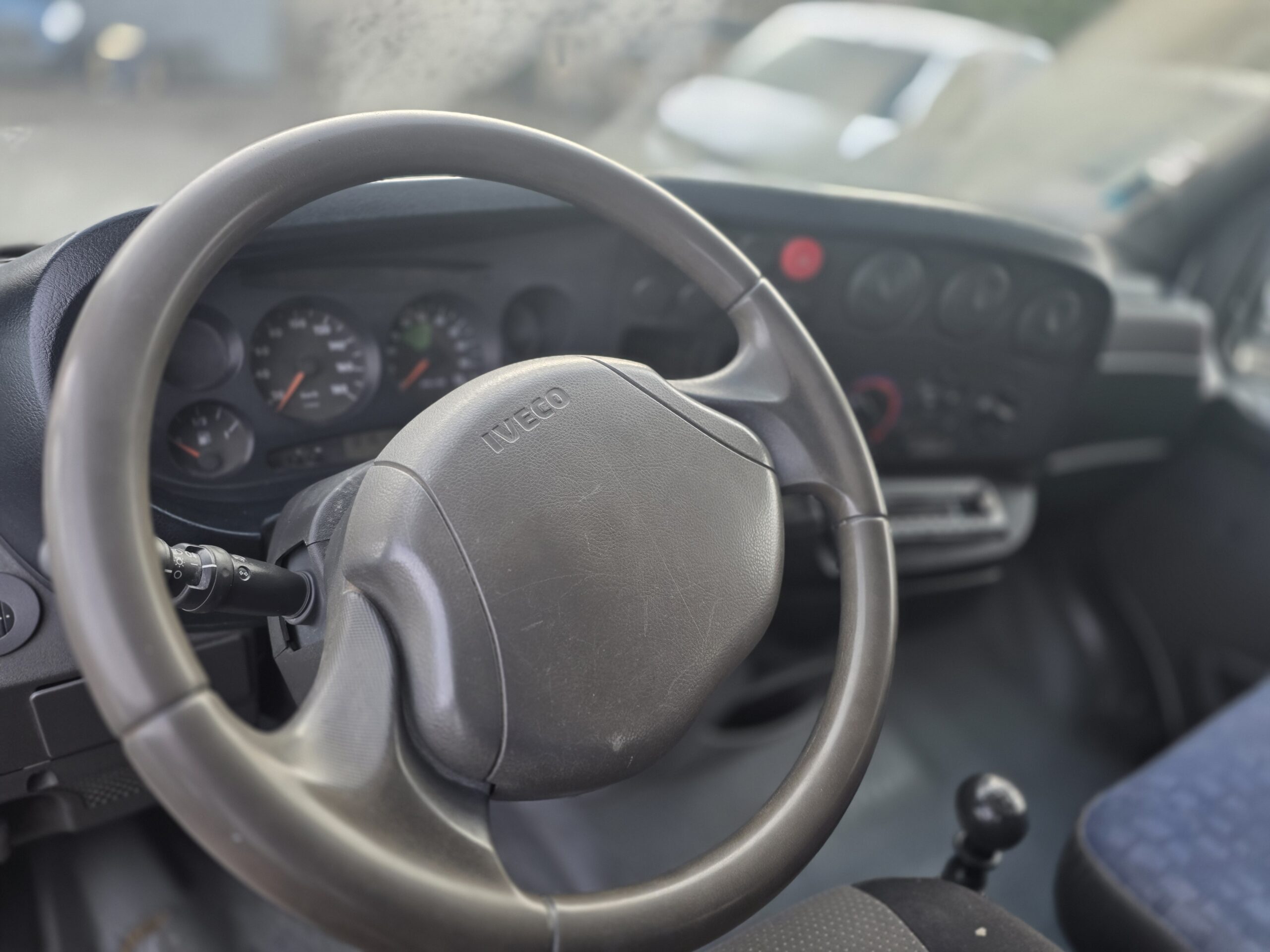 
								IVECO 35C13 DOUBLE CABINE BENNE 1ère MAIN plein									