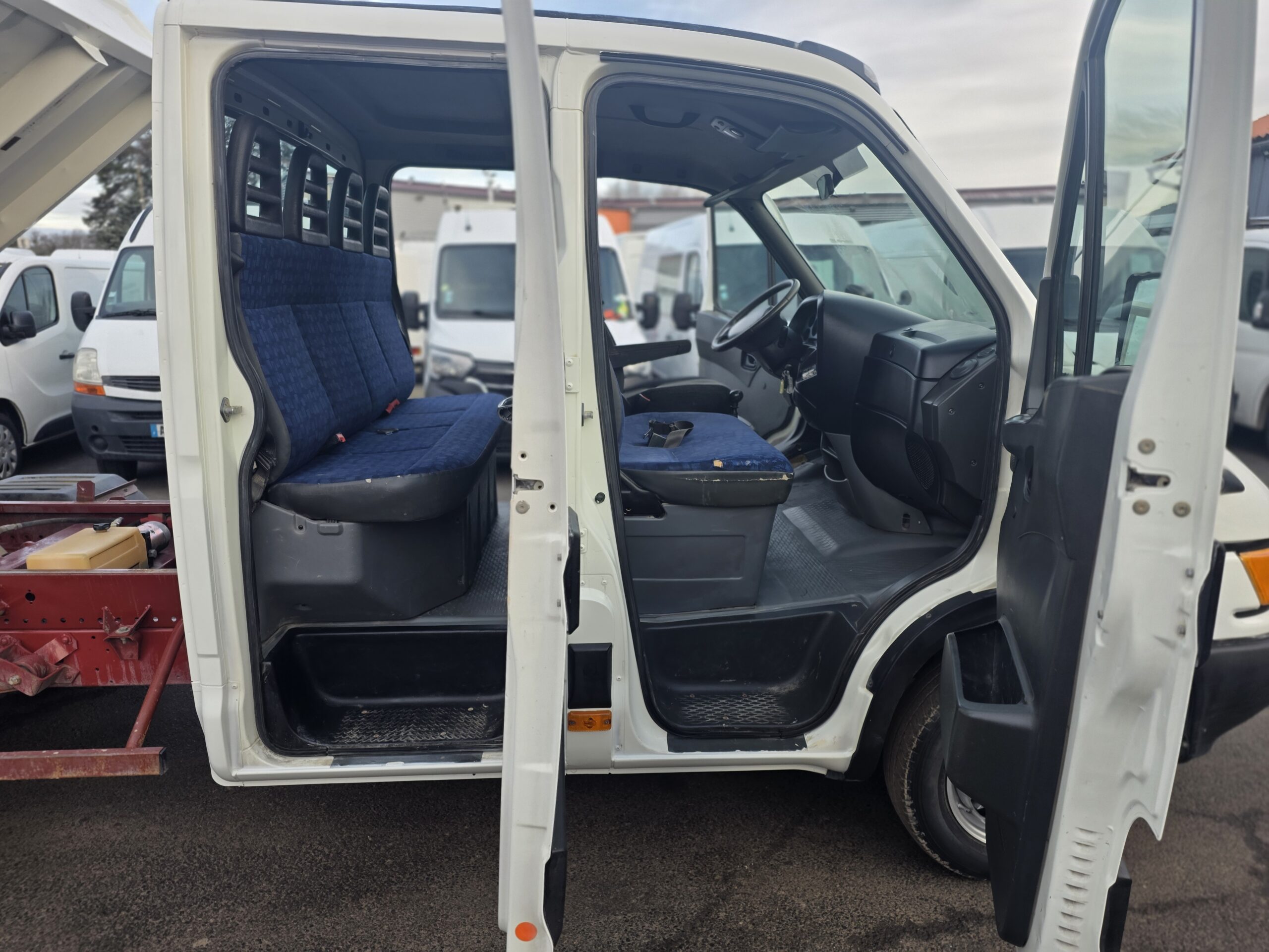
								IVECO 35C13 DOUBLE CABINE BENNE 1ère MAIN plein									