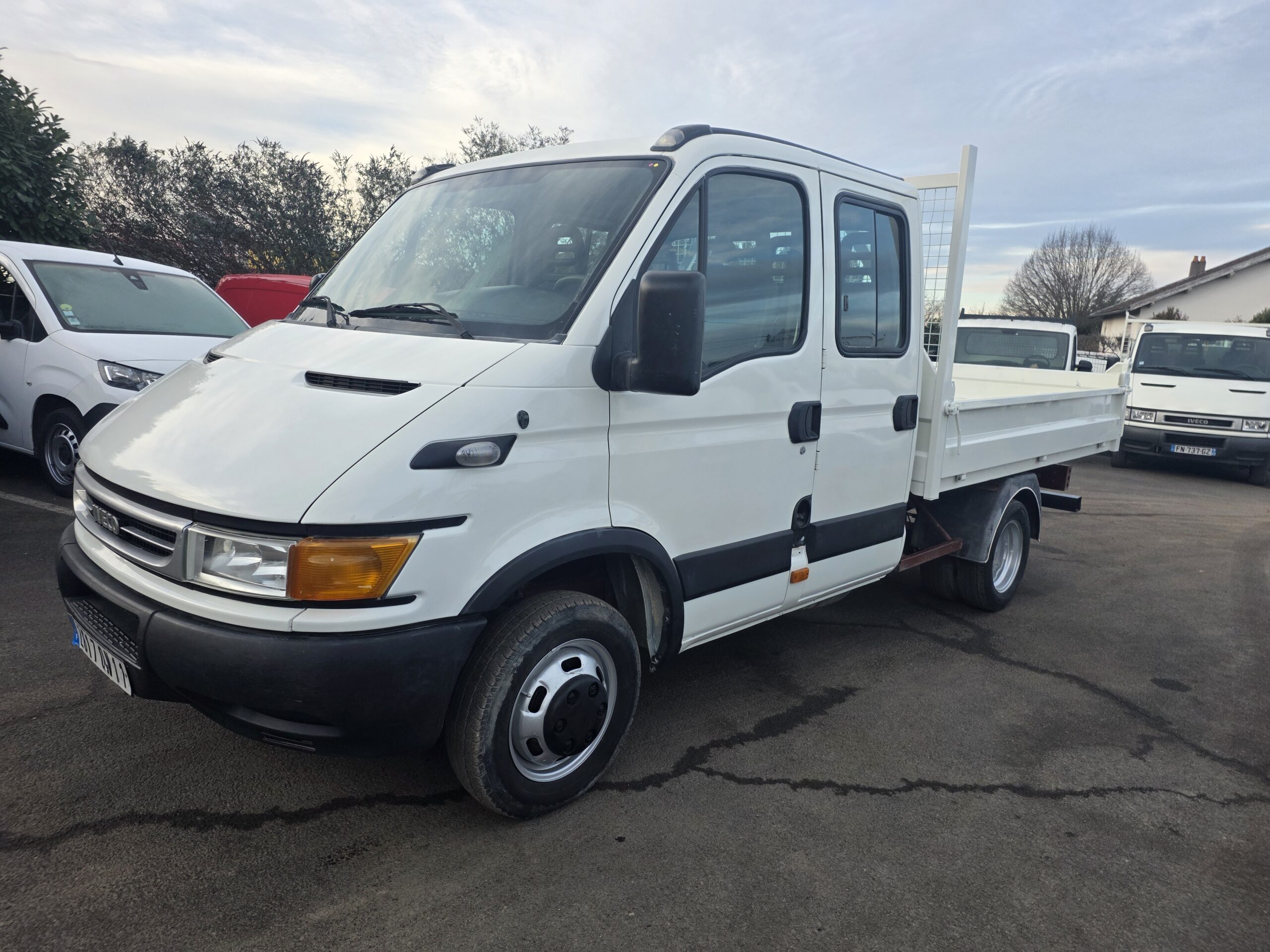 
								IVECO 35C13 DOUBLE CABINE BENNE 1ère MAIN plein									
