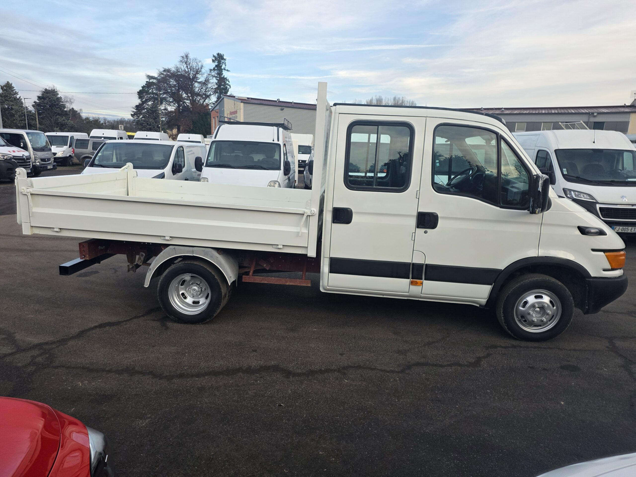
								IVECO 35C13 DOUBLE CABINE BENNE 1ère MAIN plein									